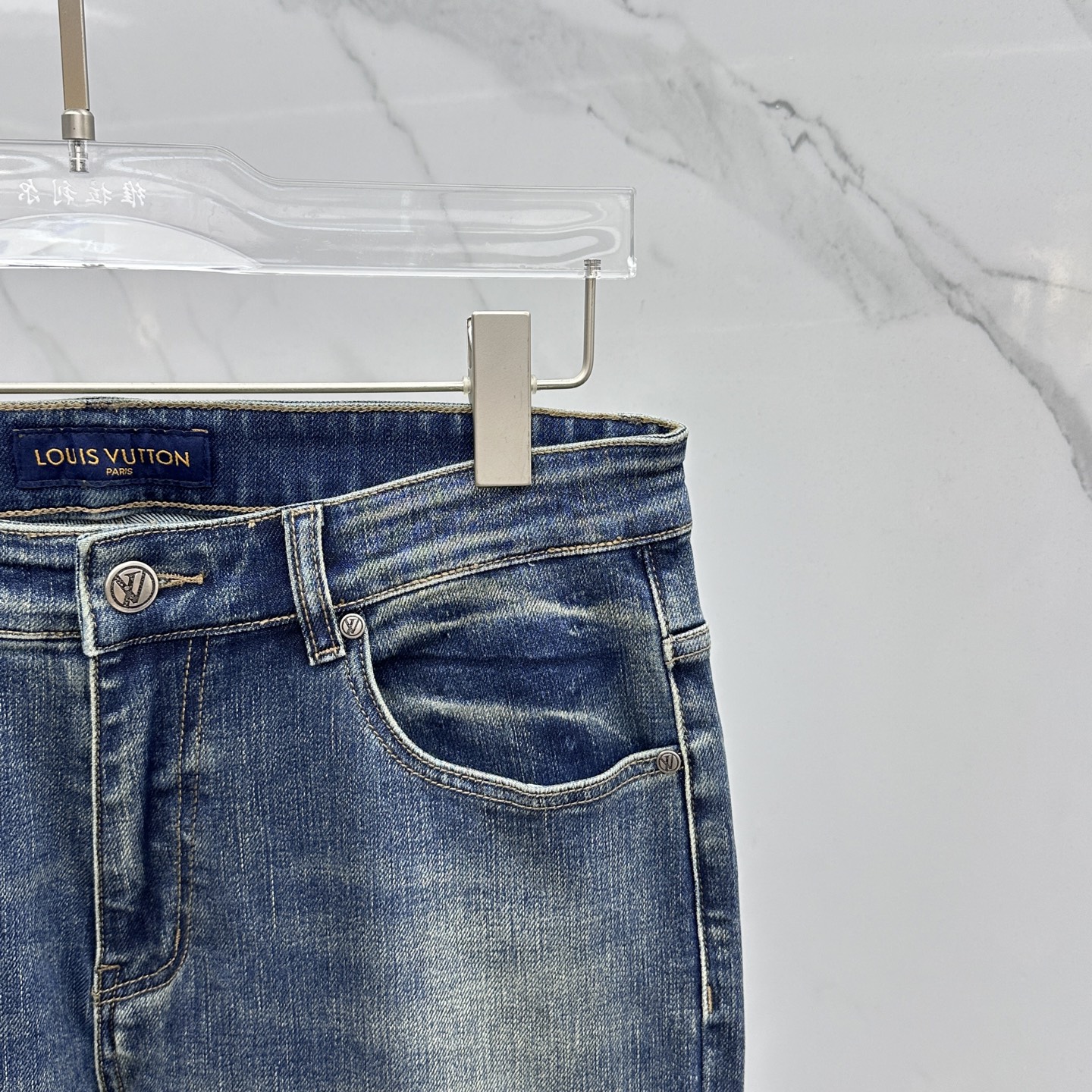 🆕1V*路易威登 🔥高端定制、2025早春最新款牛仔裤 柜台同步发售 原版定制复刻 客供五金辅料 原单品