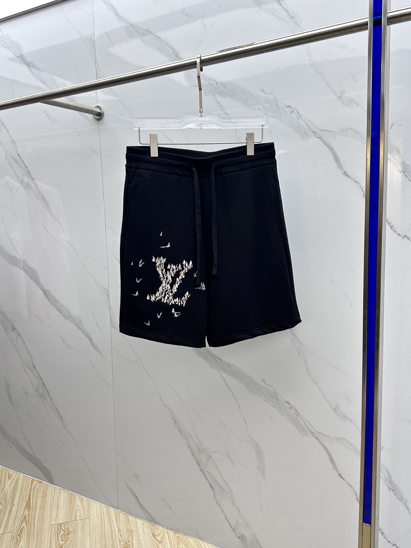 NO:461683,1V* Louis Vuitton 2025 Spring and Summer New Men's Casual Drawstring Shorts High-end Product is simple, fashionable and generous, simple, neat and refreshing, the quality workmanship details can stand any form of test, simple, generous and versatile, elegant and handsome, with a new look!  The quality is invincible, the details are in place, the three standards are complete, and hei is not picky about others!  Size S-XL, louis vuitton, shorts, alexander wang198609091V*路易威登 2025春夏新款男士休闲抽绳短裤 高端货简洁时尚大方 简洁利落又清爽 品质做工细节经得起任何形式检验,简约大方百搭款 上身优雅帅气,焕然一新的即视感！品相无敌,细节都很到位,三标齐全,hei上身不挑人！ 尺码S-XL,,louis vuitton,shorts,alexander wang,Men's clothing