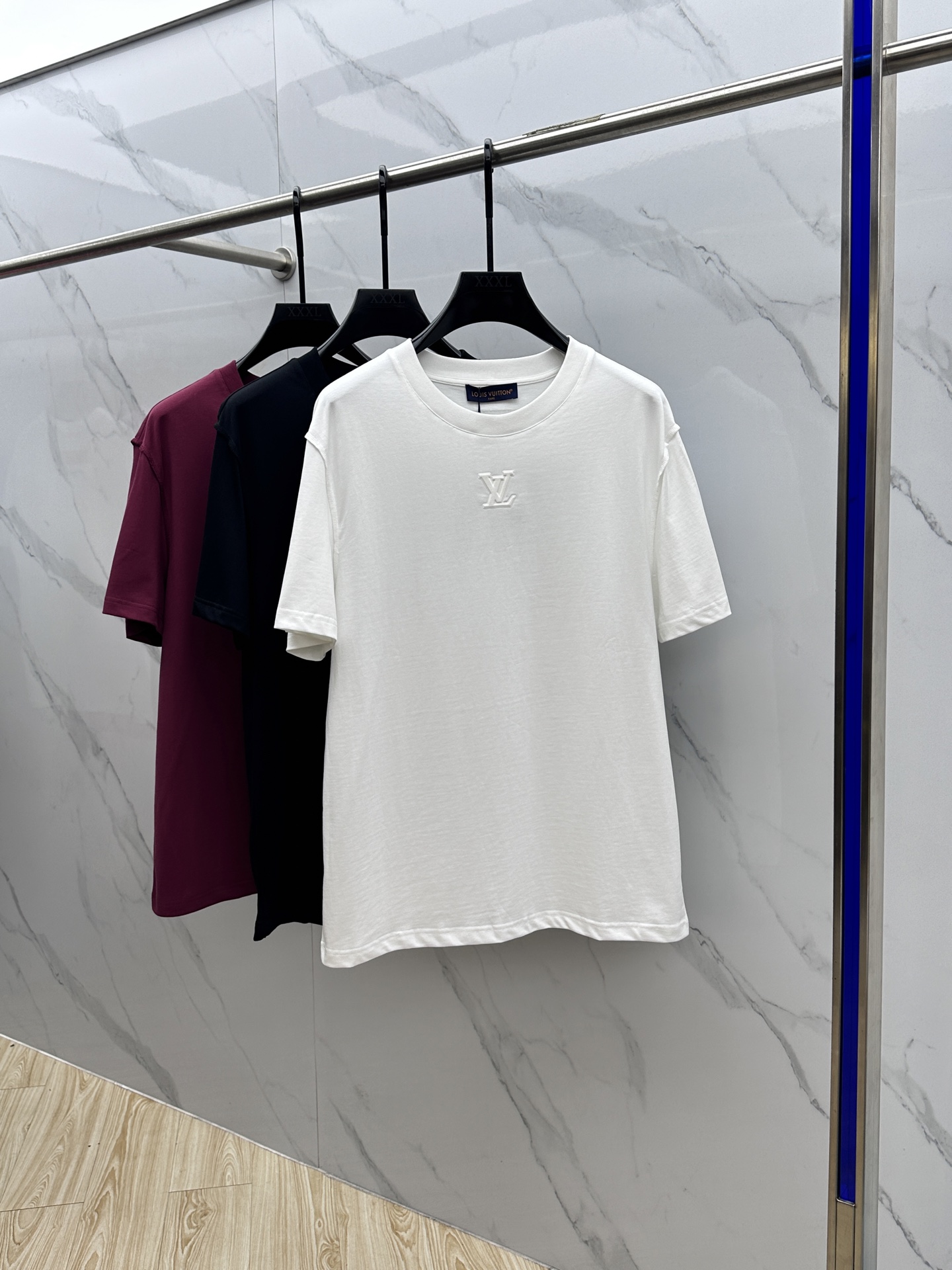 NO:468400,1V* Louis Vuitton 2025 spring and summer new first-time counter latest short-sleeved round-neck T-shirt, high-end customization, avant-garde and fashionable design!  Brand logo heavy craftsmanship design, high-end customized long-length cotton fabric, soft feel, comfortable to wear, exquisite counter-level car line, fine workmanship, invincible and handsome upper body effect!  A must-have item for handsome men!  Hei original single production code number S-XL, louis vuitton, T-shirt,tees, t-shirt,alexander wang198609091V*路易威登 2025春夏新款首发专柜最新款短袖圆领T恤 高端订制 设计前卫时尚！品牌logo重工艺设计 高端定制长绒棉面料.手感柔软.穿着舒适.专柜级别精致车线.做工精细.上身效果无敌帅气！型男必备单品！ hei原单出品 码数S-XL,,louis vuitton,T-shirt,tees，t-shirt,alexander wang,Men's clothing