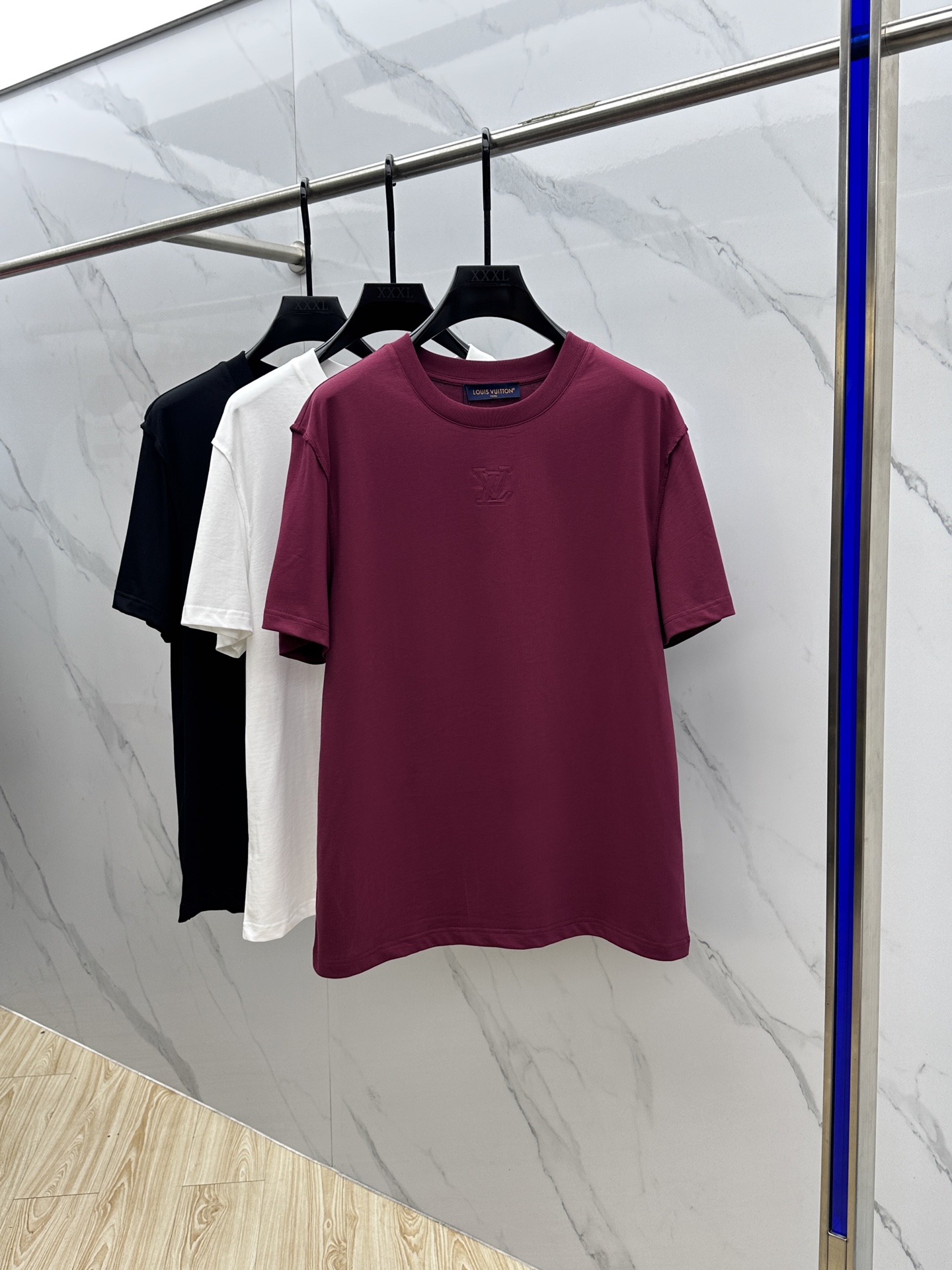 NO:457148,1V* Louis Vuitton 2025 spring and summer new first-time counter latest short-sleeved round-neck T-shirt, high-end customization, avant-garde and fashionable design!  Brand logo heavy craftsmanship design, high-end customized long-length cotton fabric, soft feel, comfortable to wear, exquisite counter-level car line, fine workmanship, invincible and handsome upper body effect!  A must-have item for handsome men!  Hei original single production code number S-XL, louis vuitton, T-shirt,tees, t-shirt,alexander wang198609091V*路易威登 2025春夏新款首发专柜最新款短袖圆领T恤 高端订制 设计前卫时尚！品牌logo重工艺设计 高端定制长绒棉面料.手感柔软.穿着舒适.专柜级别精致车线.做工精细.上身效果无敌帅气！型男必备单品！ hei原单出品 码数S-XL,,louis vuitton,T-shirt,tees，t-shirt,alexander wang,Men's clothing