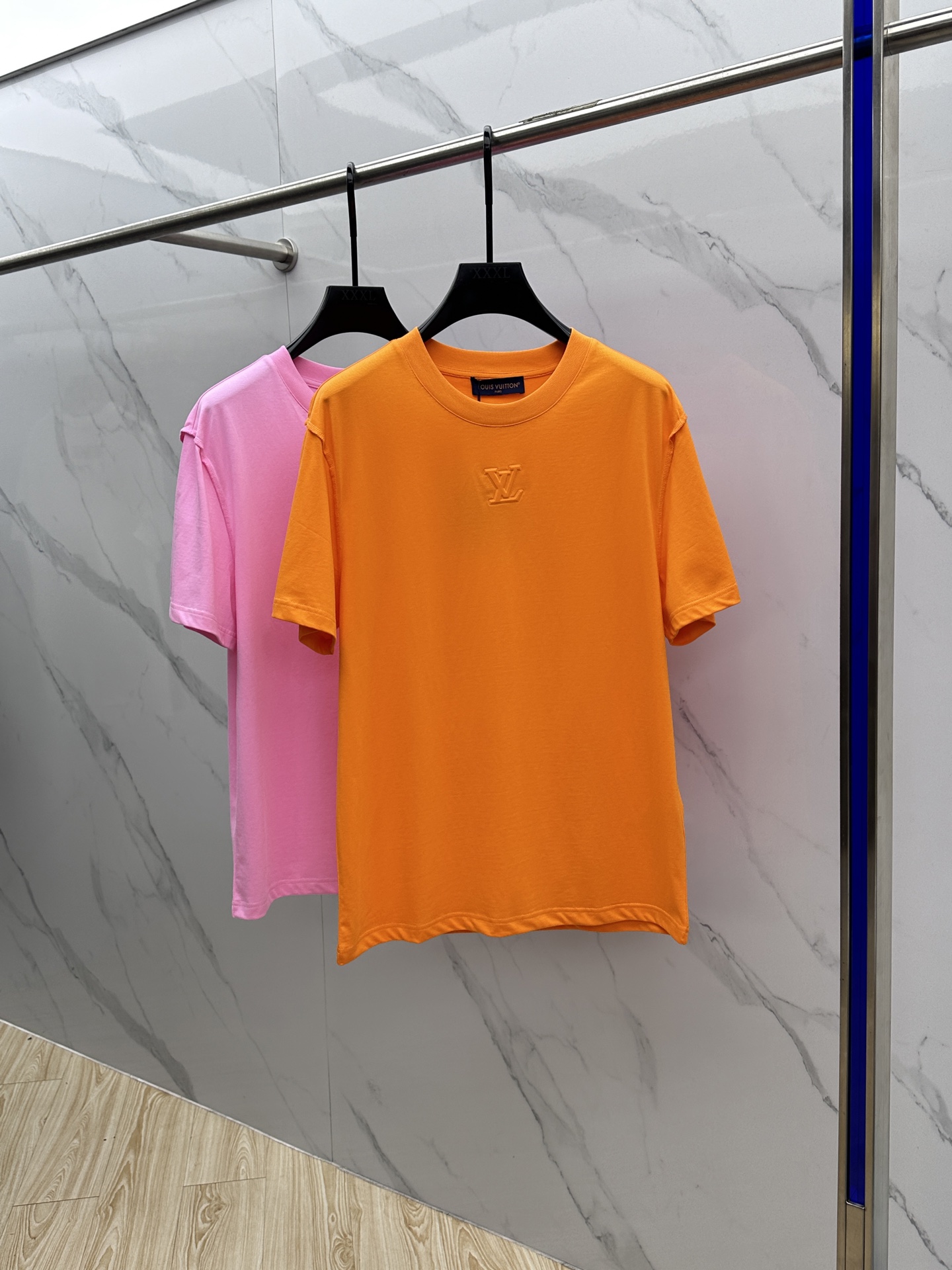 NO:482251,1V* Louis Vuitton 2025 spring and summer new first-time counter latest short-sleeved round-neck T-shirt, high-end customization, avant-garde and fashionable design!  Brand logo heavy craftsmanship design, high-end customized long-length cotton fabric, soft feel, comfortable to wear, exquisite counter-level car line, fine workmanship, invincible and handsome upper body effect!  A must-have item for handsome men!  Hei original single production code number S-XL, louis vuitton, T-shirt,tees, t-shirt,alexander wang198609091V*路易威登 2025春夏新款首发专柜最新款短袖圆领T恤 高端订制 设计前卫时尚！品牌logo重工艺设计 高端定制长绒棉面料.手感柔软.穿着舒适.专柜级别精致车线.做工精细.上身效果无敌帅气！型男必备单品！ hei原单出品 码数S-XL,,louis vuitton,T-shirt,tees，t-shirt,alexander wang,Men's clothing