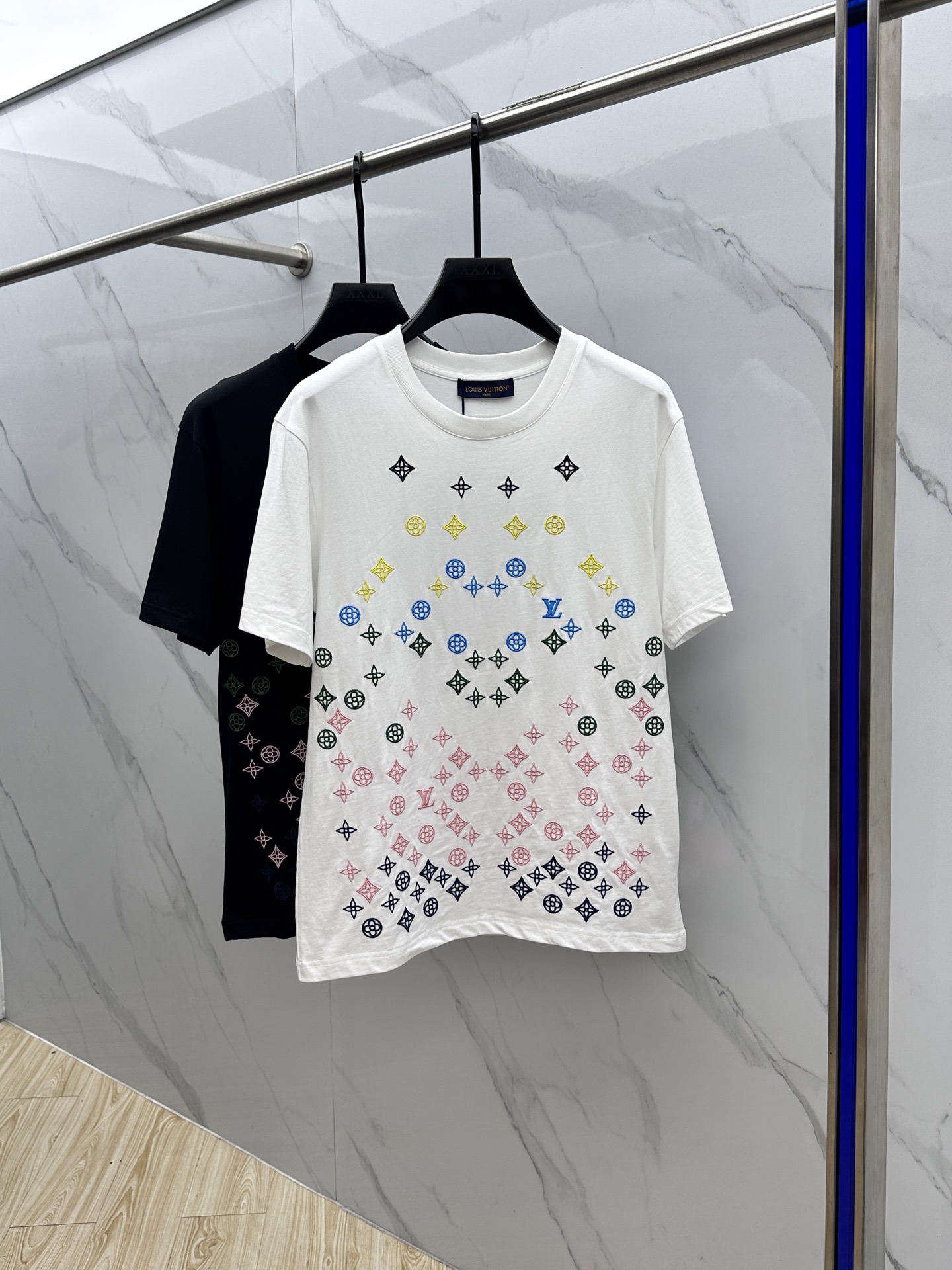 NO:502903,1V* Louis Vuitton 2025 spring and summer new first-time counter latest short-sleeved round-neck T-shirt, high-end customization, avant-garde and fashionable design!  Brand logo is full of embroidery and heavy craftsmanship design, high-end customized long velvet cotton fabric. It feels soft and comfortable to wear. The counter-level exquisite car line is fine. The upper body effect is invincible and handsome!  A must-have item for handsome men!  Hei original single production code number S-XL, louis vuitton, T-shirt,tees, t-shirt,alexander wang198609091V*路易威登 2025春夏新款首发专柜最新款短袖圆领T恤 高端订制 设计前卫时尚！品牌logo满身刺绣重工艺设计 高端定制长绒棉面料.手感柔软.穿着舒适.专柜级别精致车线.做工精细.上身效果无敌帅气！型男必备单品！ hei原单出品 码数S-XL,,louis vuitton,T-shirt,tees，t-shirt,alexander wang,Men's clothing