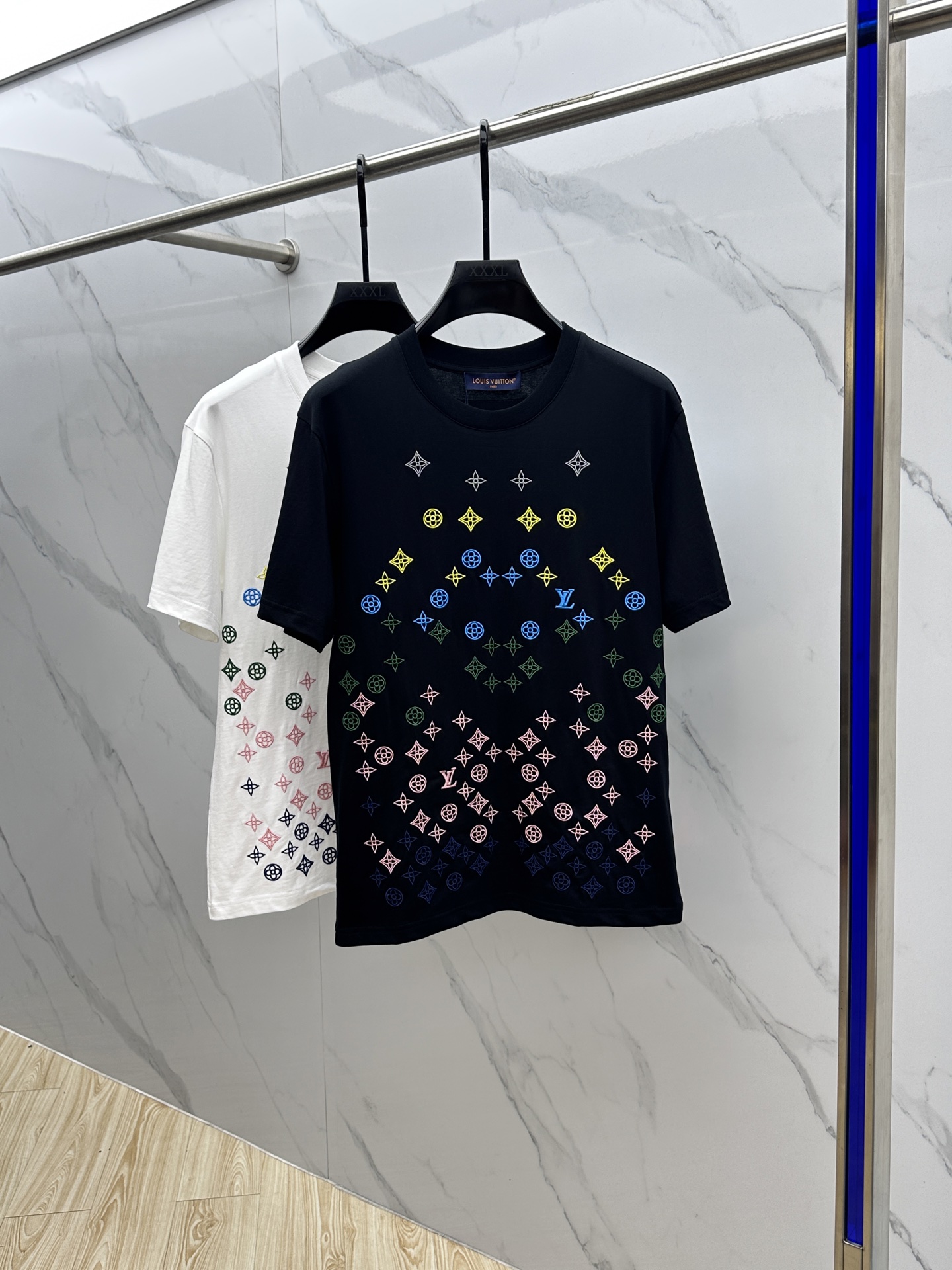 NO:461689,1V* Louis Vuitton 2025 spring and summer new first-time counter latest short-sleeved round-neck T-shirt, high-end customization, avant-garde and fashionable design!  Brand logo is full of embroidery and heavy craftsmanship design, high-end customized long velvet cotton fabric. It feels soft and comfortable to wear. The counter-level exquisite car line is fine. The upper body effect is invincible and handsome!  A must-have item for handsome men!  Hei original single production code number S-XL, louis vuitton, T-shirt,tees, t-shirt,alexander wang198609091V*路易威登 2025春夏新款首发专柜最新款短袖圆领T恤 高端订制 设计前卫时尚！品牌logo满身刺绣重工艺设计 高端定制长绒棉面料.手感柔软.穿着舒适.专柜级别精致车线.做工精细.上身效果无敌帅气！型男必备单品！ hei原单出品 码数S-XL,,louis vuitton,T-shirt,tees，t-shirt,alexander wang,Men's clothing