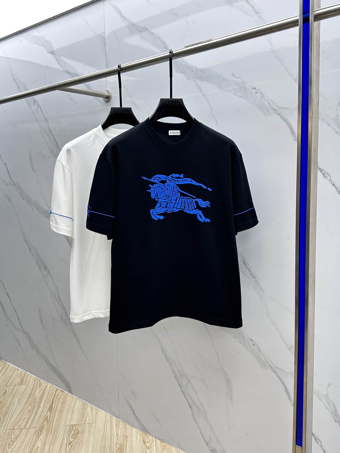 NO:482218,Burberry* Burberry 2025FW spring and summer new round neck base T-shirt, three-dimensional logo conventional half-sleeved cotton base T-shirt, cotton, feel glutinous and skin-skinned, soft and tough. The process, toughness and wrinkle resistance have been greatly improved. The micro-contour tailoring is very well-placed, and the chest logo process is extremely recognizable. The three standards are complete, and the single-wear base must be essential. The same model for men and women xh number M-XXXL, burberry, burberry, tees, t-shirt, alexander wang19860909Burberry*巴宝莉 2025FW春夏新品圆领打底外穿T恤,立体感logo常规半袖纯棉打底T恤,棉,手感面糯有骨感,柔而有韧性.工艺处理,韧性和抗皱性能得到大幅度提高.微廓形剪裁很到位,胸前logo工艺,辨识度极高.三标齐全,单穿打底必备单品. 男女同款xh 码数M-XXXL,,burberry,burberry,tees，t-shirt,alexander wang,Men's clothing