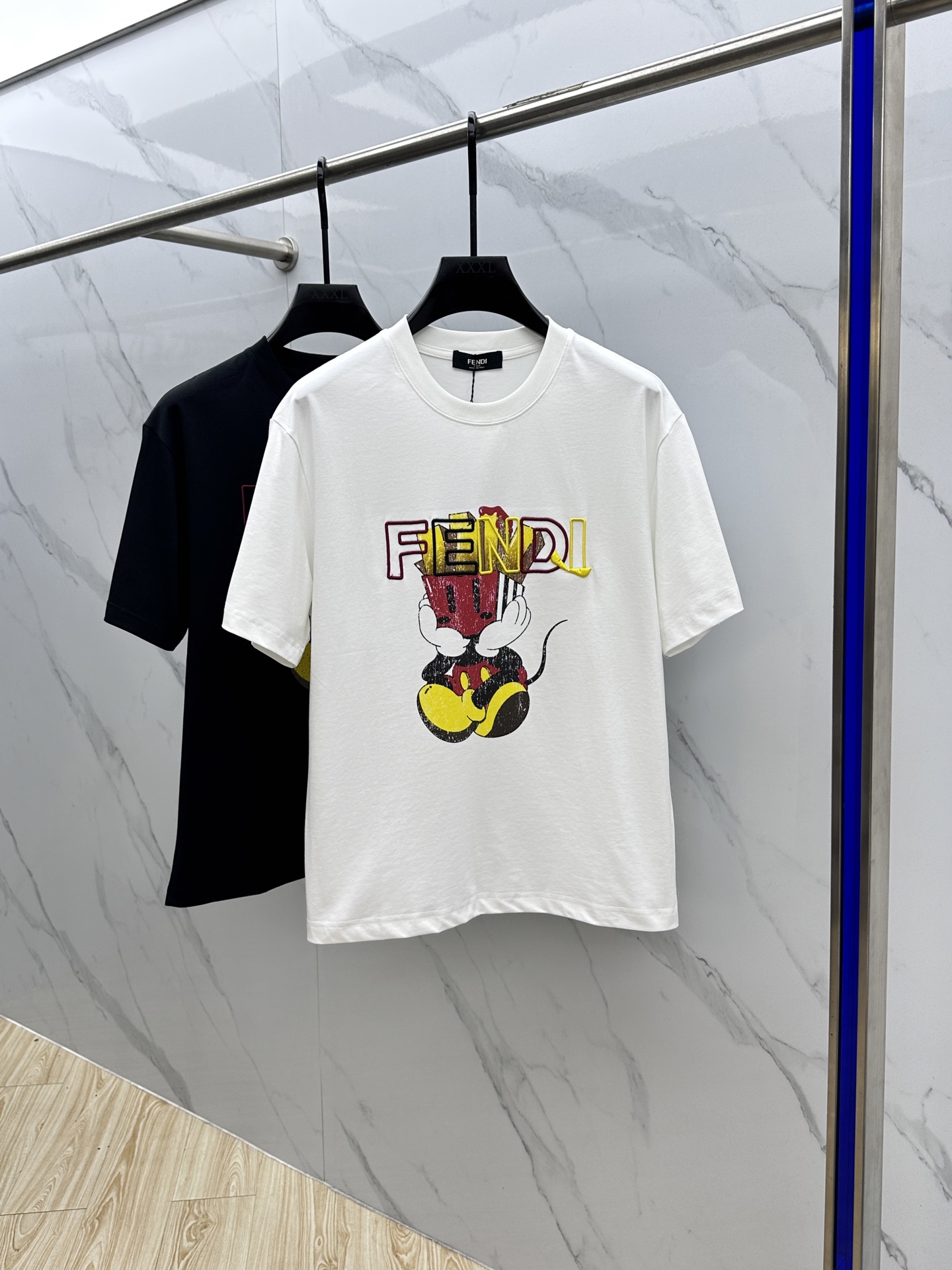 NO:510061,Fendi*Fendi 2025FW spring and summer new round neck base-outdoor T-shirt, three-dimensional logo conventional half-sleeved cotton base T-shirt, cotton, feel glutinous and skin-skinned, soft and tough. The process, toughness and wrinkle resistance have been greatly improved. The micro-contour tailoring is very well-placed, and the chest logo process is extremely recognizable. The three standards are complete, and the single-wear base must be essential. The same model for men and women xh number M-XXXL,,fendi,fendi,tees, t-shirt,alexander wang19860909Fendi*芬迪 2025FW春夏新品圆领打底外穿T恤,立体感logo常规半袖纯棉打底T恤,棉,手感面糯有骨感,柔而有韧性.工艺处理,韧性和抗皱性能得到大幅度提高.微廓形剪裁很到位,胸前logo工艺,辨识度极高.三标齐全,单穿打底必备单品. 男女同款xh 码数M-XXXL,,fendi,fendi,tees，t-shirt,alexander wang,Men's clothing