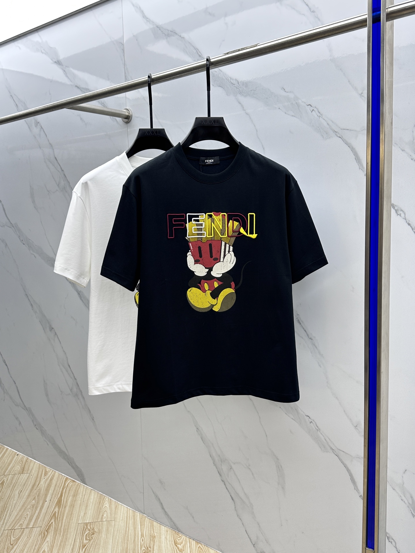 NO:458970,Fendi*Fendi 2025FW spring and summer new round neck base-outdoor T-shirt, three-dimensional logo conventional half-sleeved cotton base T-shirt, cotton, feel glutinous and skin-skinned, soft and tough. The process, toughness and wrinkle resistance have been greatly improved. The micro-contour tailoring is very well-placed, and the chest logo process is extremely recognizable. The three standards are complete, and the single-wear base must be essential. The same model for men and women xh number M-XXXL,,fendi,fendi,tees, t-shirt,alexander wang19860909Fendi*芬迪 2025FW春夏新品圆领打底外穿T恤,立体感logo常规半袖纯棉打底T恤,棉,手感面糯有骨感,柔而有韧性.工艺处理,韧性和抗皱性能得到大幅度提高.微廓形剪裁很到位,胸前logo工艺,辨识度极高.三标齐全,单穿打底必备单品. 男女同款xh 码数M-XXXL,,fendi,fendi,tees，t-shirt,alexander wang,Men's clothing