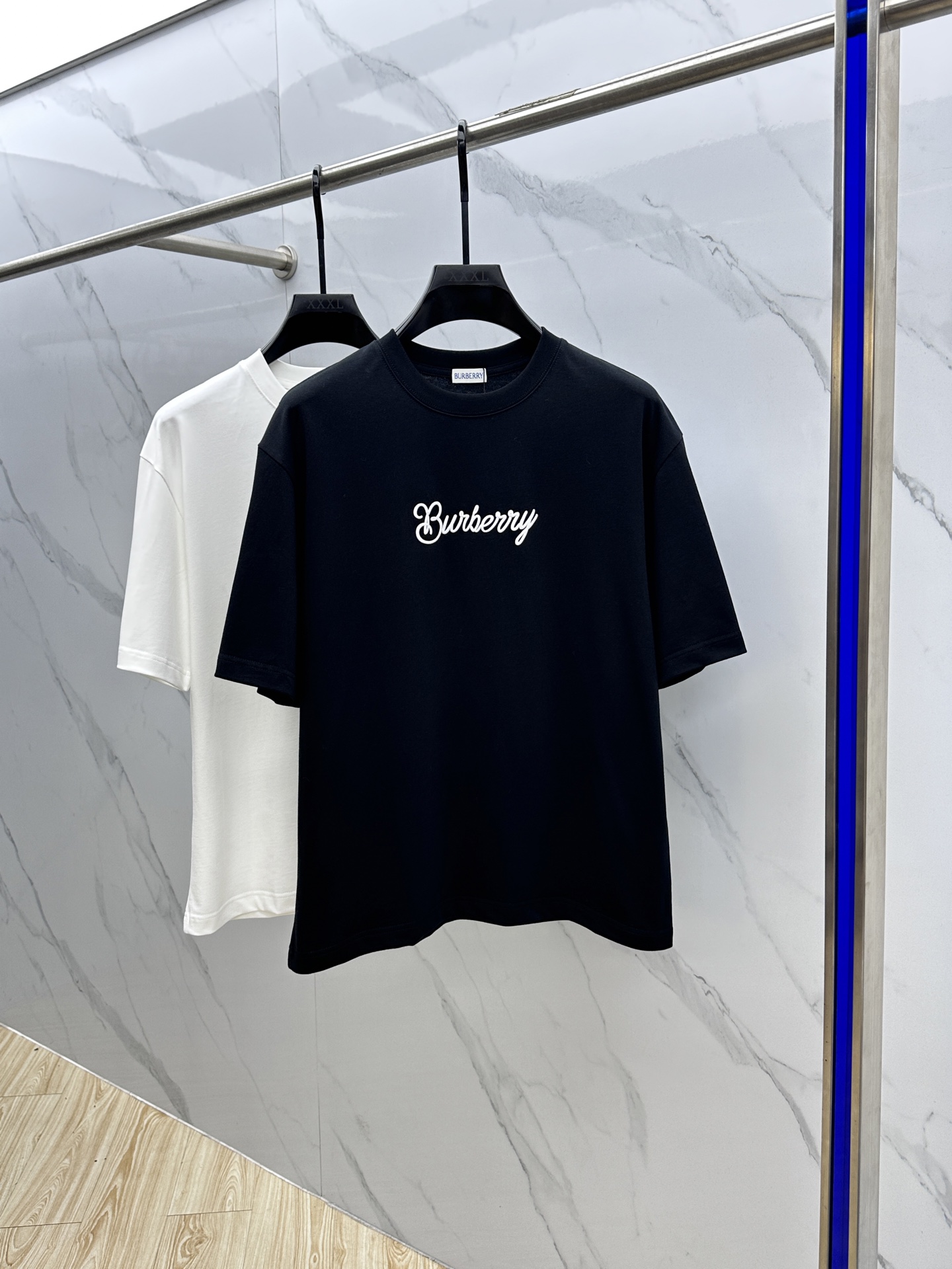 NO:458973,Burberry* Burberry 2025FW spring and summer new round neck base T-shirt, three-dimensional logo conventional half-sleeved cotton base T-shirt, cotton, feel glutinous and skin-skinned, soft and tough. The process, toughness and wrinkle resistance have been greatly improved. The micro-contour tailoring is very well-placed, and the chest logo technology is extremely recognizable. The three standards are complete, and the single-wear base must be essential. The same model for men and women xh number M-XXXL, burberry, burberry, tees, t-shirt, alexander wang19860909Burberry*巴宝莉 2025FW春夏新品圆领打底外穿T恤,立体感logo常规半袖纯棉打底T恤,棉,手感面糯有骨感,柔而有韧性.工艺处理,韧性和抗皱性能得到大幅度提高.微廓形剪裁很到位,胸前logo工艺,辨识度极高.三标齐全,单穿打底必备单品. 男女同款xh 码数M-XXXL,,burberry,burberry,tees，t-shirt,alexander wang,Men's clothing