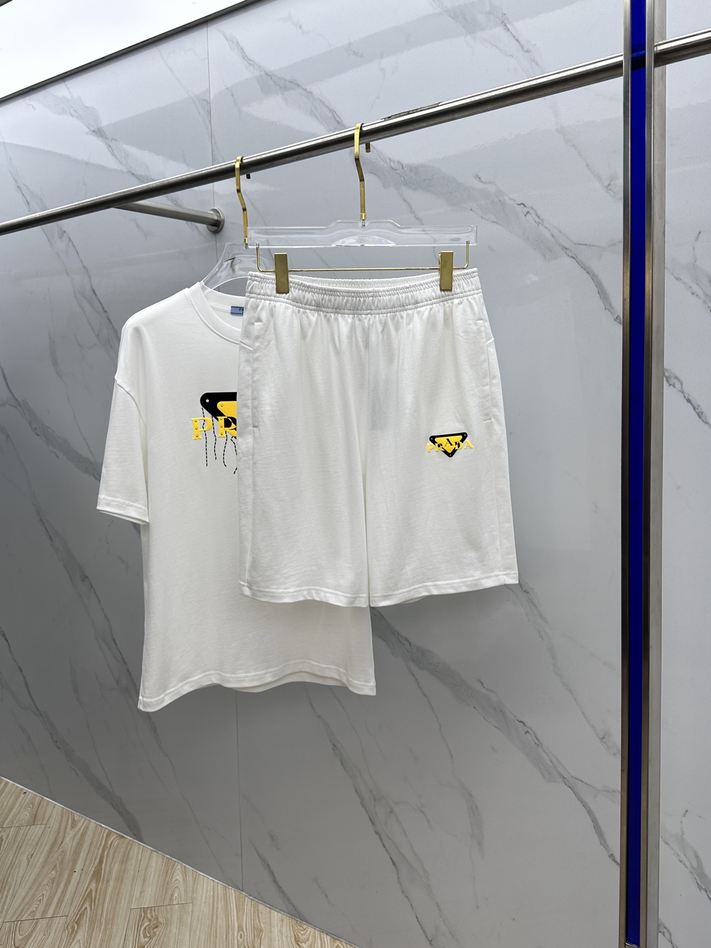  🆕Prad*普拉达 2025春夏最新款套装，男女款👫 贸易公司渠道稀出，同步官网发售！基本每一季都会有