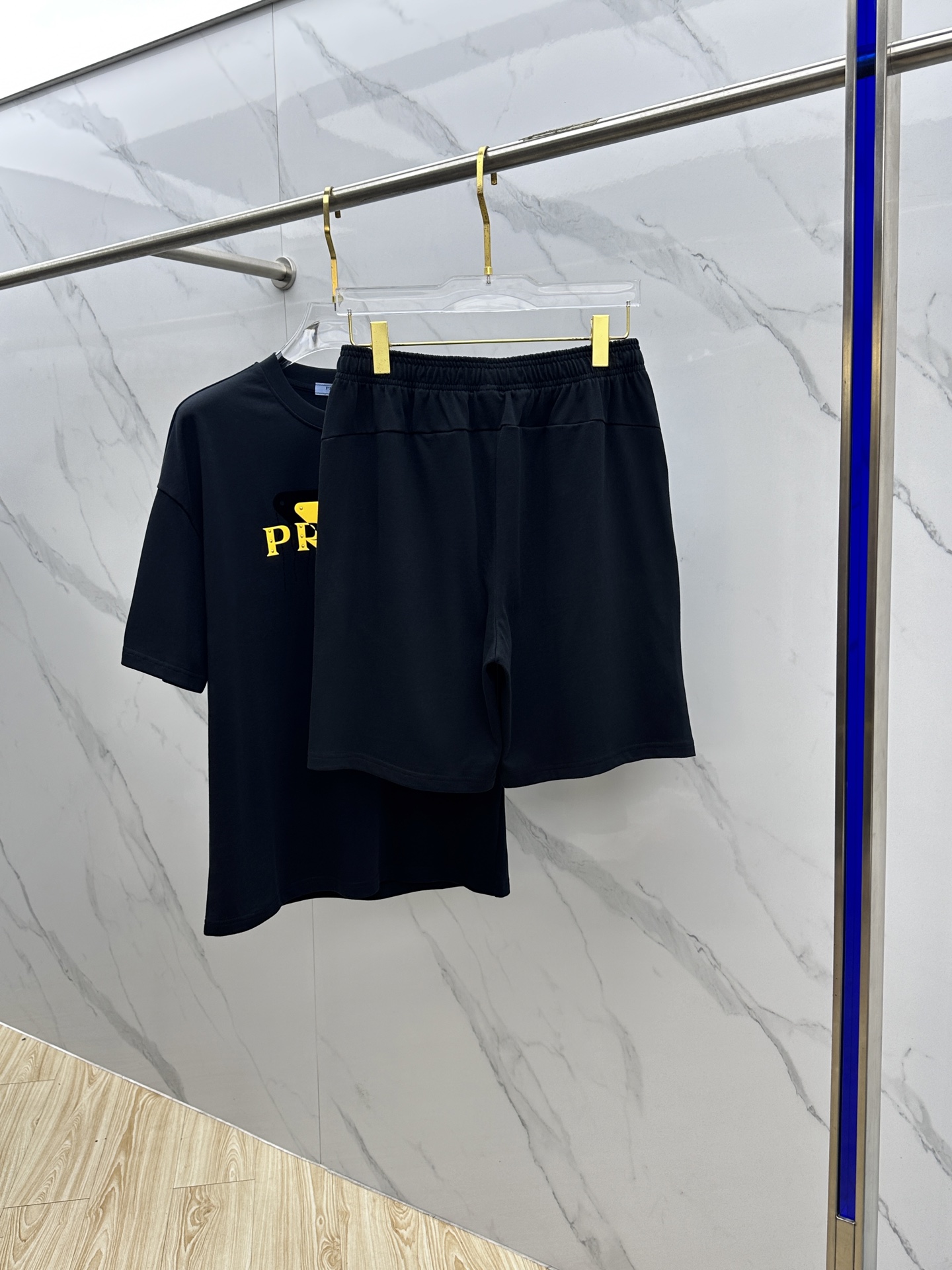  🆕Prad*普拉达 2025春夏最新款套装，男女款👫 贸易公司渠道稀出，同步官网发售！基本每一季都会有