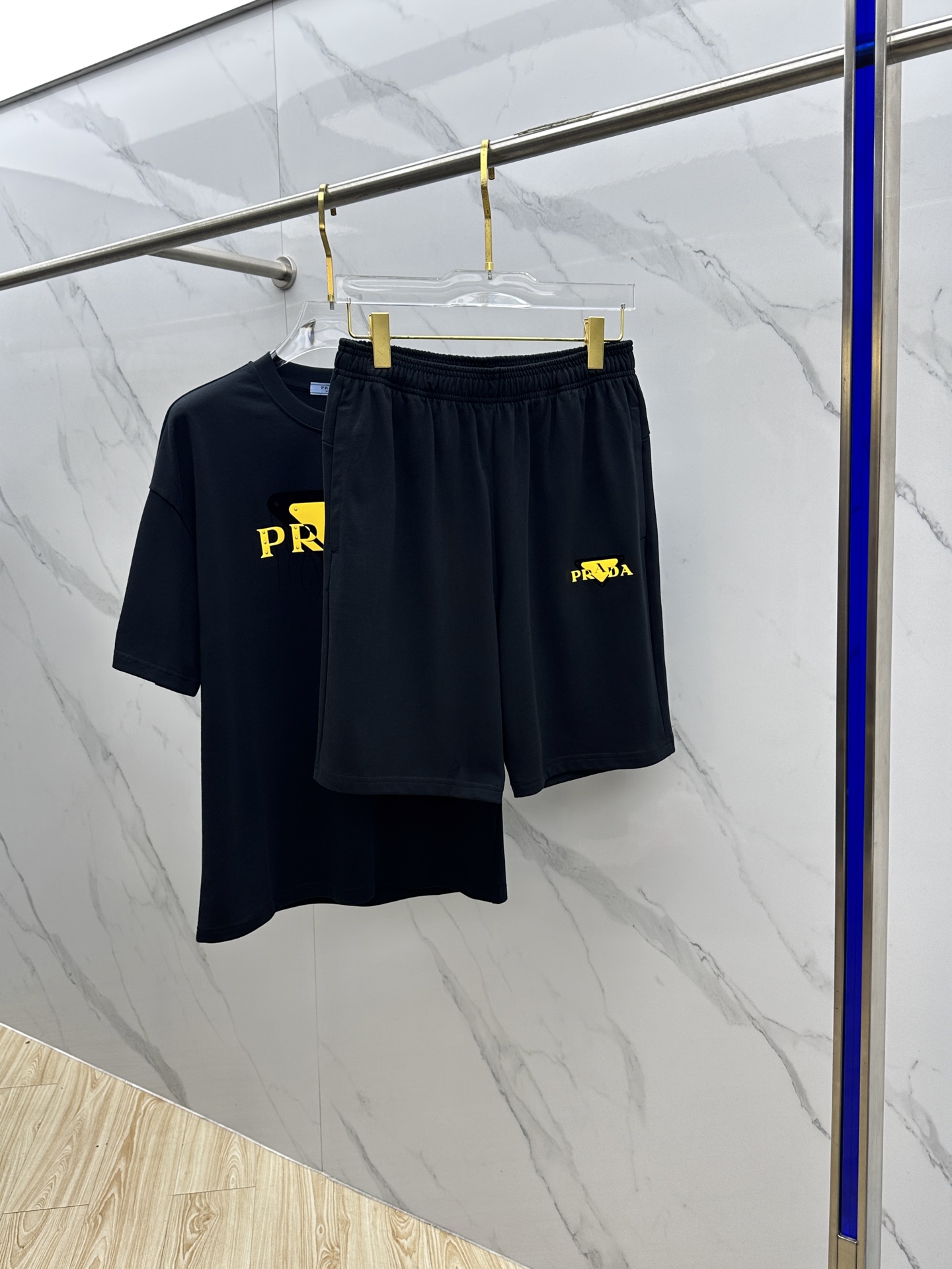 🆕Prad*普拉达 2025春夏最新款套装，男女款👫 贸易公司渠道稀出，同步官网发售！基本每一季都会有