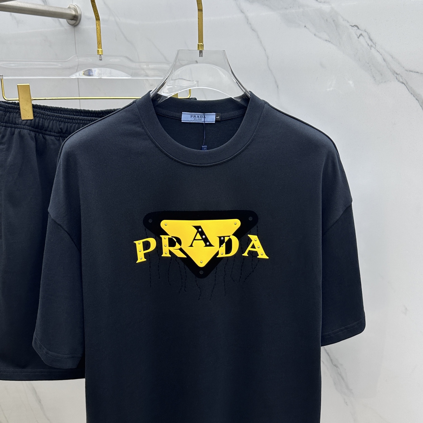  🆕Prad*普拉达 2025春夏最新款套装，男女款👫 贸易公司渠道稀出，同步官网发售！基本每一季都会有