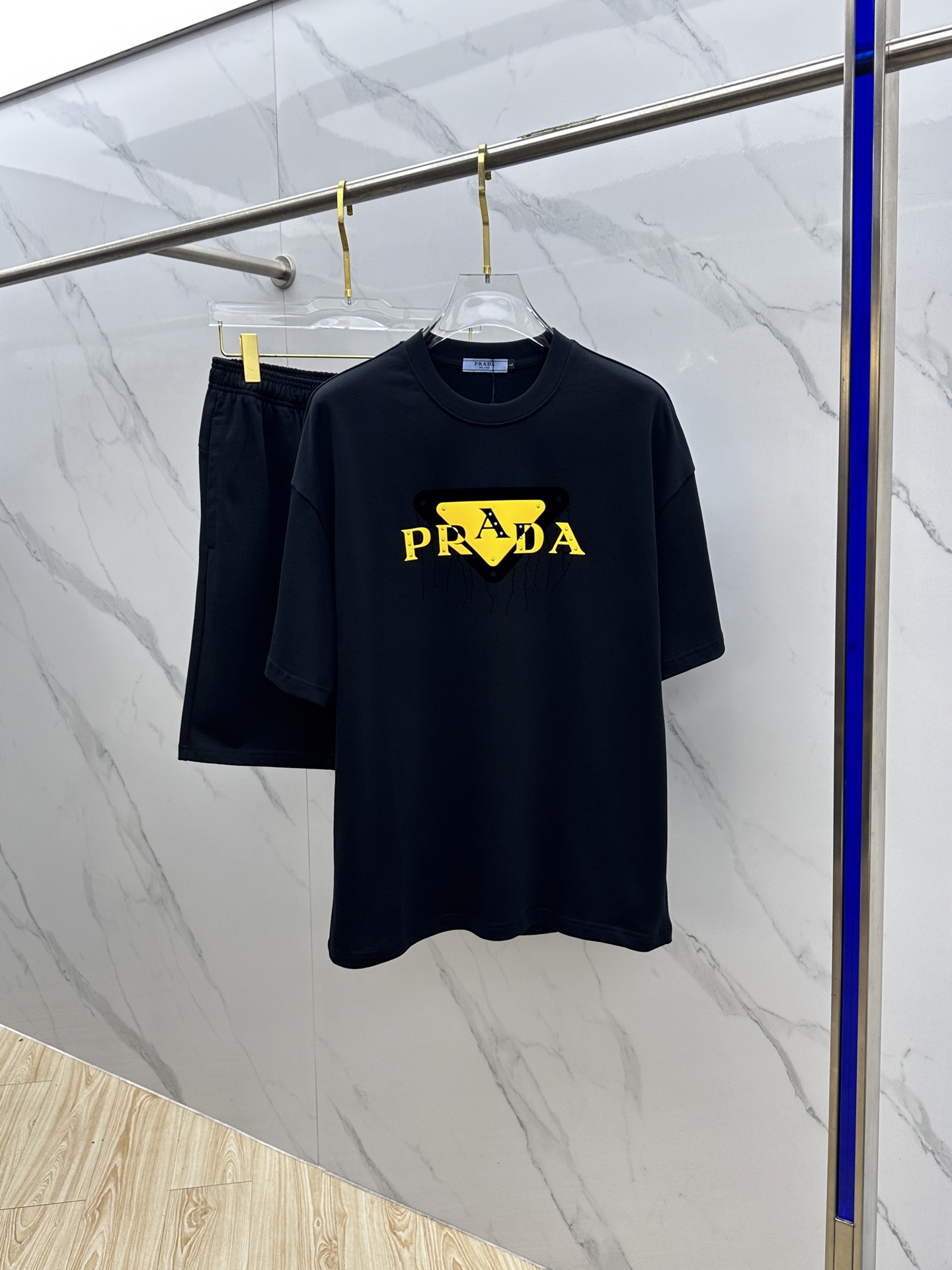 NO:458982,Prad*Prada 2025 Spring and Summer latest suit, men and women's models, with few channels for trading companies, and it is released on the official website at the same time!  Basically, it will have its back every season, and I look forward to the performances of all trendy men and women!  This model is made of top-grade pure cotton washing water materials!  It is hard to pick on whether it is skin-friendly or breathable when worn in close-fitting!  The upper body looks very white and supports the complexion of the skin!  Loose style cut, both men and women can easily match your own fashionable and high-end outfit!  AN Size M-XXL, prada, prada, alexander wang19860909Prad*普拉达 2025春夏最新款套装,男女款 贸易公司渠道稀出,同步官网发售！基本每一季都会有它的背影所在,期待着所有潮男潮女们的演绎！此款选用客供顶级纯棉洗水材质打造！贴身穿着亲肤感与透气性都无法挑剔！上身非常的显白承托肤色！宽松版型裁剪,无论男女皆可轻松搭配出属于自我的时尚高级穿搭！AN 尺码M-XXL,,prada,prada,alexander wang,Men's clothing