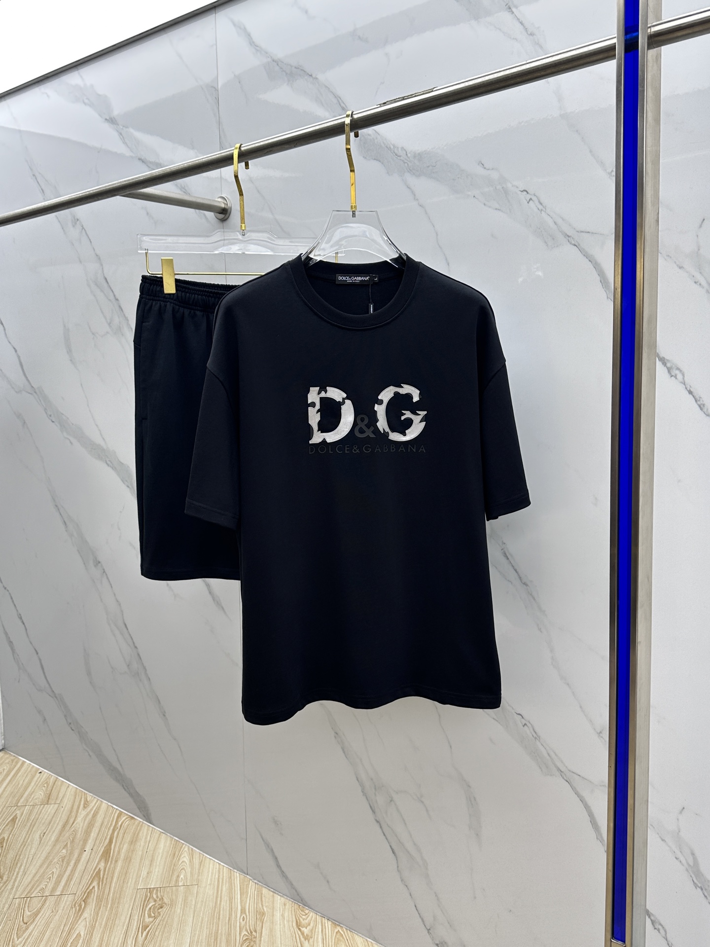 NO:458984,DG*Dougabanna 2025 Spring and Summer latest suit, men and women's models, trading company channels are rare, and it is released on the official website at the same time!  Basically, it will have its back every season, and I look forward to the performances of all trendy men and women!  This model is made of top-grade pure cotton washing water materials!  It is hard to pick on whether it is skin-friendly or breathable when worn in close-fitting!  The upper body looks very white and supports the complexion of the skin!  Loose style cut, both men and women can easily match your own fashionable and high-end outfit!  AN Size M-XXL, Dolce & Gabbana,alexander wang19860909DG*杜嘉班纳 2025春夏最新款套装,男女款 贸易公司渠道稀出,同步官网发售！基本每一季都会有它的背影所在,期待着所有潮男潮女们的演绎！此款选用客供顶级纯棉洗水材质打造！贴身穿着亲肤感与透气性都无法挑剔！上身非常的显白承托肤色！宽松版型裁剪,无论男女皆可轻松搭配出属于自我的时尚高级穿搭！AN 尺码M-XXL,,Dolce&Gabbana,alexander wang,Men's clothing