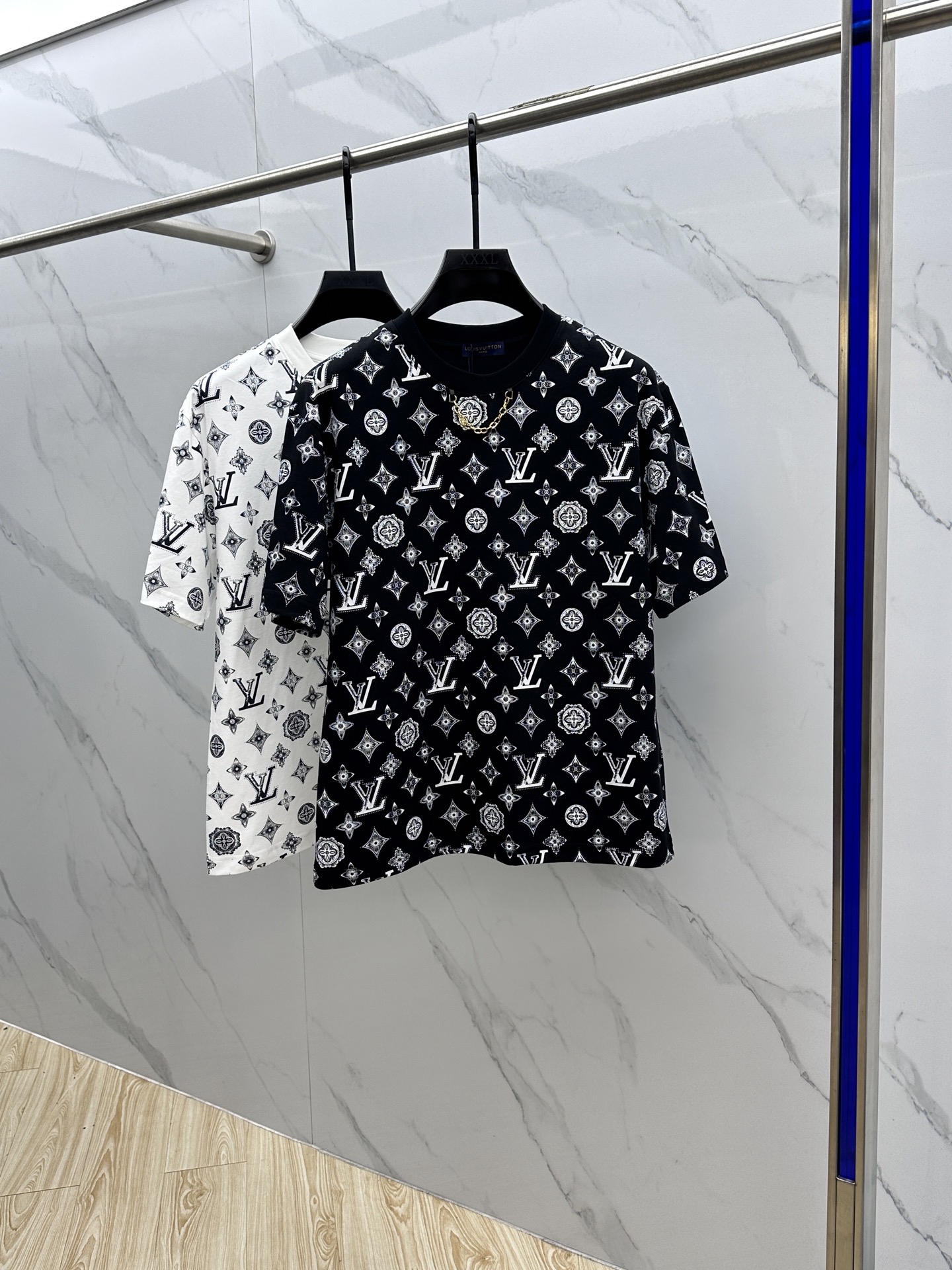 NO:516851,1V* Louis Vuitton 2025FW spring and summer new round neck base with T-shirt, three-dimensional logo micro-contour half-sleeved pure cotton base, the feel is glutinous and skinny, soft and tough. The process, toughness and wrinkle resistance have been greatly improved. The micro-contour tailoring is very well-placed, and the chest logo technology is extremely recognizable. A must-have item for single-wearing base. The same model for men and women xh number M-3XL,,louis vuitton,tees, t-shirt, alexander wang198609091V*路易威登 2025FW春夏新品圆领打底外穿T恤,立体感logo微廓形半袖纯棉打底,手感面糯有骨感,柔而有韧性.工艺处理,韧性和抗皱性能得到大幅度提高.微廓形剪裁很到位,胸前logo工艺,辨识度极高.单穿打底必备单品. 男女同款xh 码数M-3XL,,louis vuitton,tees，t-shirt,alexander wang,Men's clothing