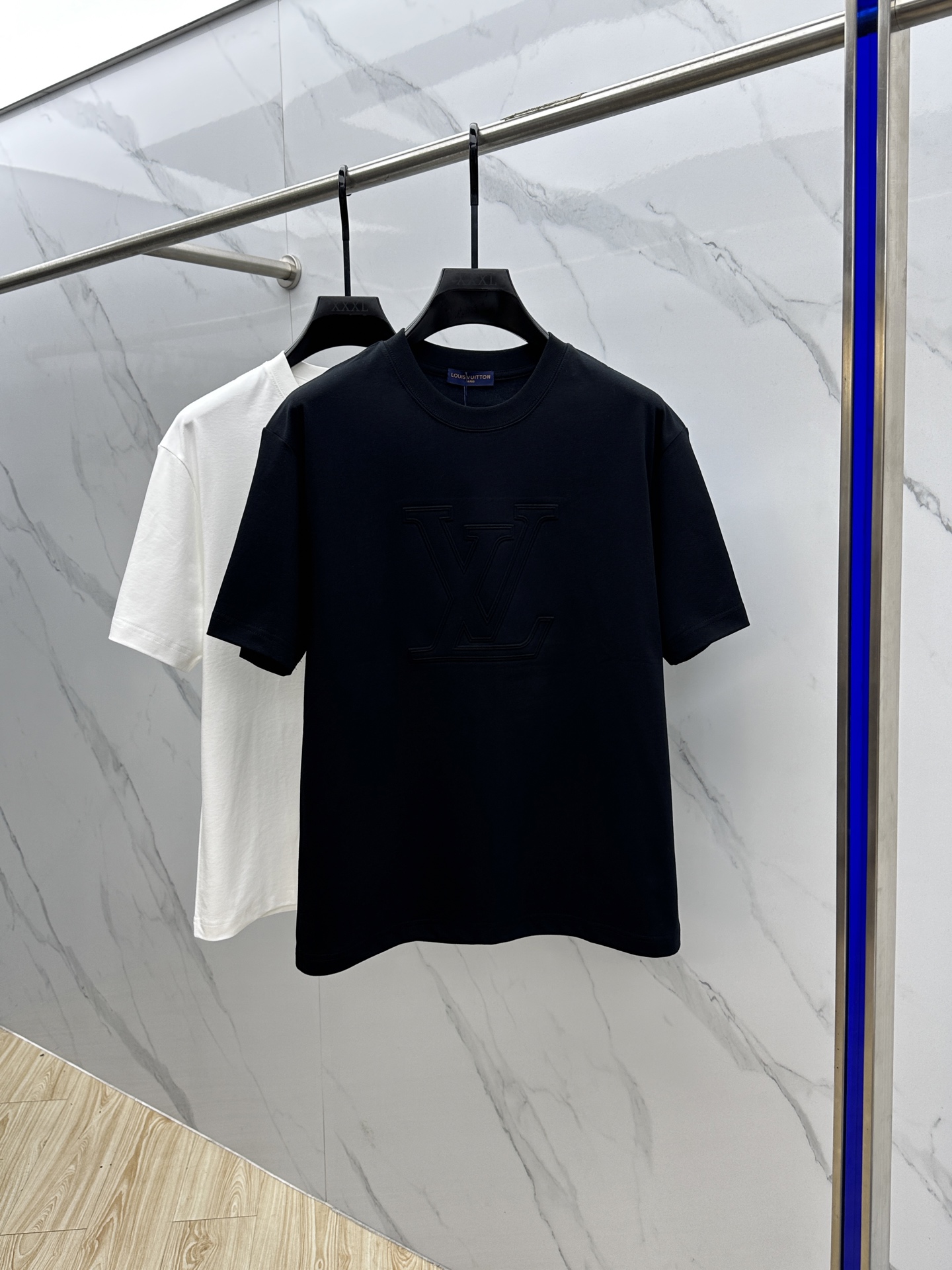 NO:482237,1V* Louis Vuitton 2025FW spring and summer new round neck base with T-shirt, three-dimensional logo micro-contour half-sleeved pure cotton base, with glutinous and skin-skinned, soft and tough. Processing, toughness and wrinkle resistance have been greatly improved. The micro-contour tailoring is very well-placed, and the chest logo technology is extremely recognizable. A must-have item for single-wearing base. The same model for men and women xh number M-3XL,,louis vuitton,tees, t-shirt, alexander wang198609091V*路易威登 2025FW春夏新品圆领打底外穿T恤,立体感logo微廓形半袖纯棉打底,手感面糯有骨感,柔而有韧性.工艺处理,韧性和抗皱性能得到大幅度提高.微廓形剪裁很到位,胸前logo工艺,辨识度极高.单穿打底必备单品. 男女同款xh 码数M-3XL,,louis vuitton,tees，t-shirt,alexander wang,Men's clothing