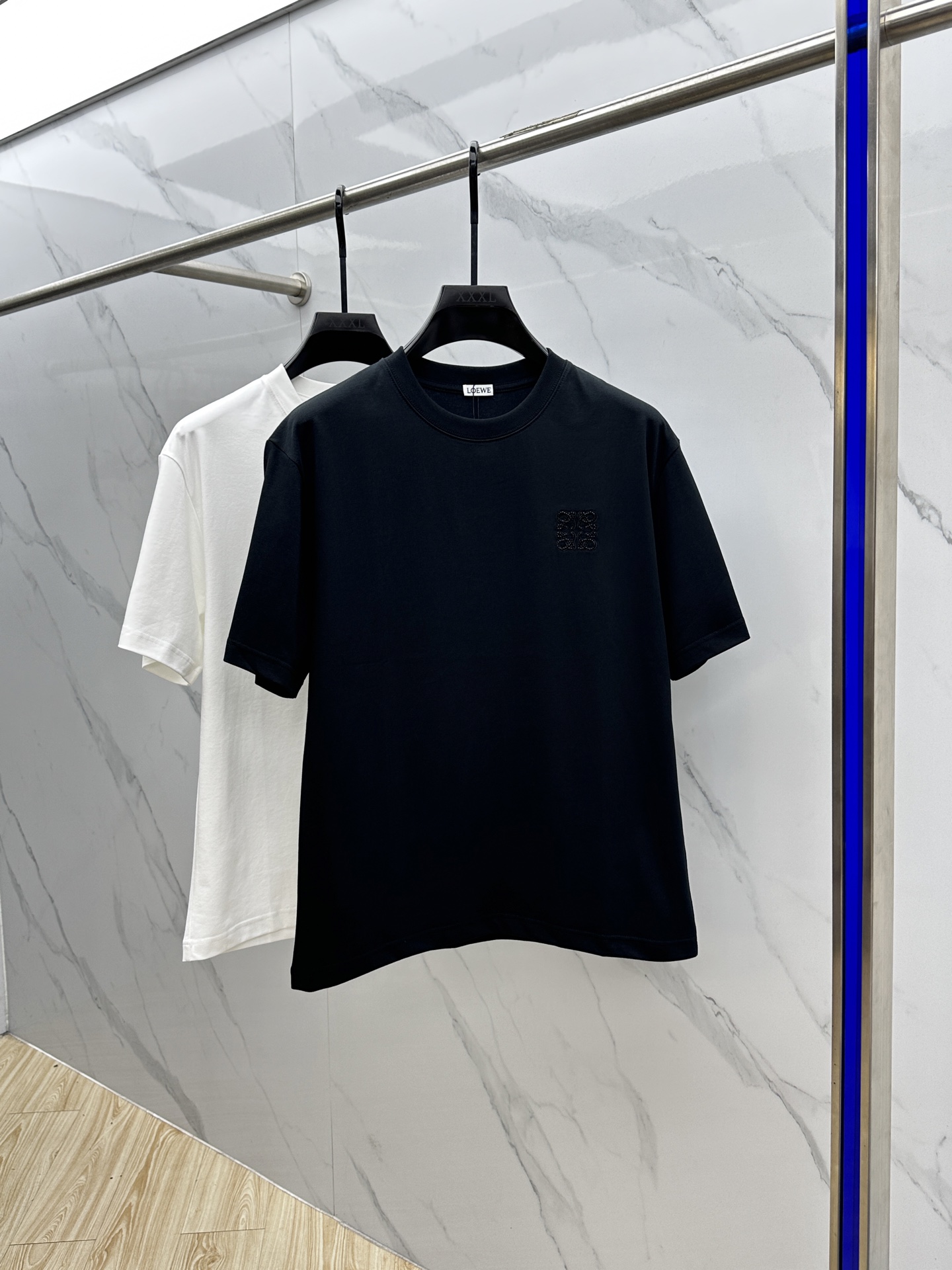 NO:482233,LOE* Luo Yiwei 2025FW spring and summer new round neck bottoming T-shirt, three-dimensional logo micro-contour half-sleeved pure cotton base, the feel is glutinous and skinny, soft and tough. The process, toughness and wrinkle resistance have been greatly improved. The micro-contour tailoring is very well-placed, and the chest logo technology is extremely recognizable. A must-have item for single-wearing base. The same model for men and women xh number M-3XL,,loewe,loewe,tees,t-shirt,alexander wang19860909LOE*罗意威 2025FW春夏新品圆领打底外穿T恤,立体感logo微廓形半袖纯棉打底,手感面糯有骨感,柔而有韧性.工艺处理,韧性和抗皱性能得到大幅度提高.微廓形剪裁很到位,胸前logo工艺,辨识度极高.单穿打底必备单品. 男女同款xh 码数M-3XL,,loewe,loewe,tees，t-shirt,alexander wang,Men's clothing