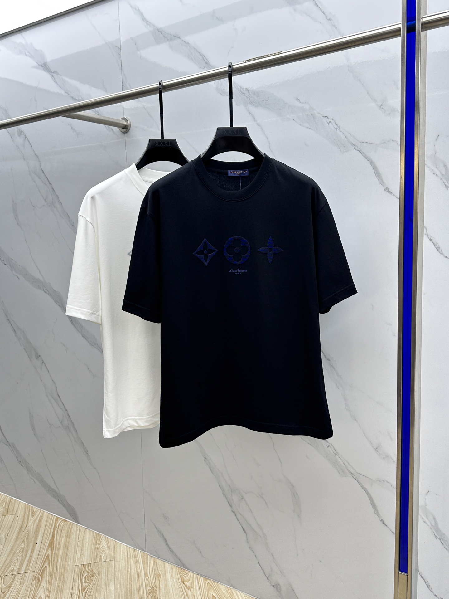 NO:482227,1V* Louis Vuitton 2025FW spring and summer new round neck base with T-shirt, three-dimensional logo micro-contour half-sleeved pure cotton base, with glutinous and skin-skinned, soft and tough. Processing, toughness and wrinkle resistance have been greatly improved. The micro-contour tailoring is very well-placed, and the chest logo technology is extremely recognizable. A must-have item for single-wearing base. The same model for men and women xh number M-3XL,,louis vuitton,tees, t-shirt, alexander wang198609091V*路易威登 2025FW春夏新品圆领打底外穿T恤,立体感logo微廓形半袖纯棉打底,手感面糯有骨感,柔而有韧性.工艺处理,韧性和抗皱性能得到大幅度提高.微廓形剪裁很到位,胸前logo工艺,辨识度极高.单穿打底必备单品. 男女同款xh 码数M-3XL,,louis vuitton,tees，t-shirt,alexander wang,Men's clothing