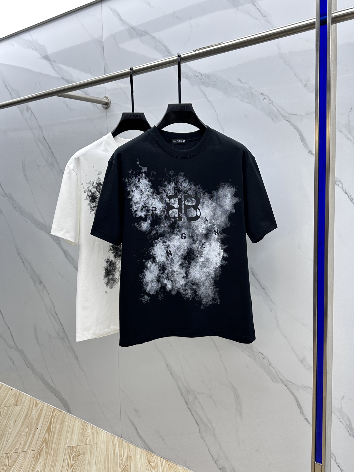 NO:482221,Balenciag*Paris 2025FW spring and summer new round neck bottoming T-shirt, three-dimensional logo, micro-contour half-sleeved cotton base, the feel is glutinous and skinny, soft and tough. The process, toughness and wrinkle resistance have been greatly improved. The micro-contour tailoring is very well-placed, and the chest logo technology is extremely recognizable. A must-have item for single-wearing base. The same model for men and women xh number M-3XL,,balenciaga,tees, t-shirt, alexander wang19860909Balenciag*巴黎 2025FW春夏新品圆领打底外穿T恤,立体感logo微廓形半袖纯棉打底,手感面糯有骨感,柔而有韧性.工艺处理,韧性和抗皱性能得到大幅度提高.微廓形剪裁很到位,胸前logo工艺,辨识度极高.单穿打底必备单品. 男女同款xh 码数M-3XL,,balenciaga,tees，t-shirt,alexander wang,Men's clothing