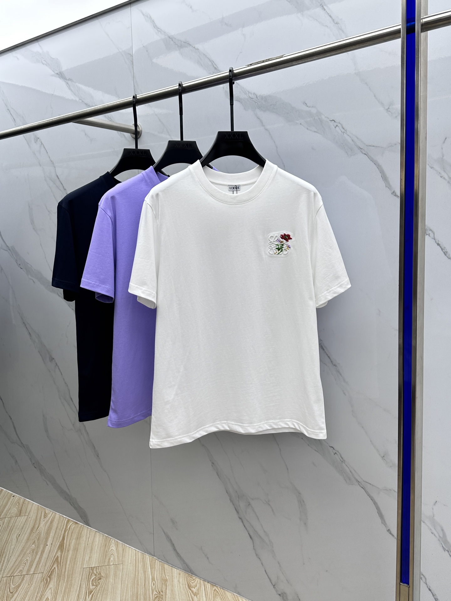 NO:468405,LOE* Luo Yiwei 2025 spring and summer new style first-time counter latest short-sleeved round-neck T-shirt, high-end customization, avant-garde and fashionable design!  Brand logo heavy craftsmanship design, high-end long-length cotton fabric, soft feel, comfortable to wear, exquisite counter-level car line, fine workmanship, invincible and handsome upper body effect!  A must-have item for handsome men!  Hei original single production Number of codes: M~3XL, loewe, loewe, T-shirt,tees, t-shirt,alexander wang19860909LOE*罗意威 2025春夏新款首发专柜最新款短袖圆领T恤 高端订制 设计前卫时尚！品牌logo重工艺设计 高端长绒棉面料.手感柔软.穿着舒适.专柜级别精致车线.做工精细.上身效果无敌帅气！型男必备单品！ hei原单出品 码数: M~3XL,,loewe,loewe,T-shirt,tees，t-shirt,alexander wang,Men's clothing