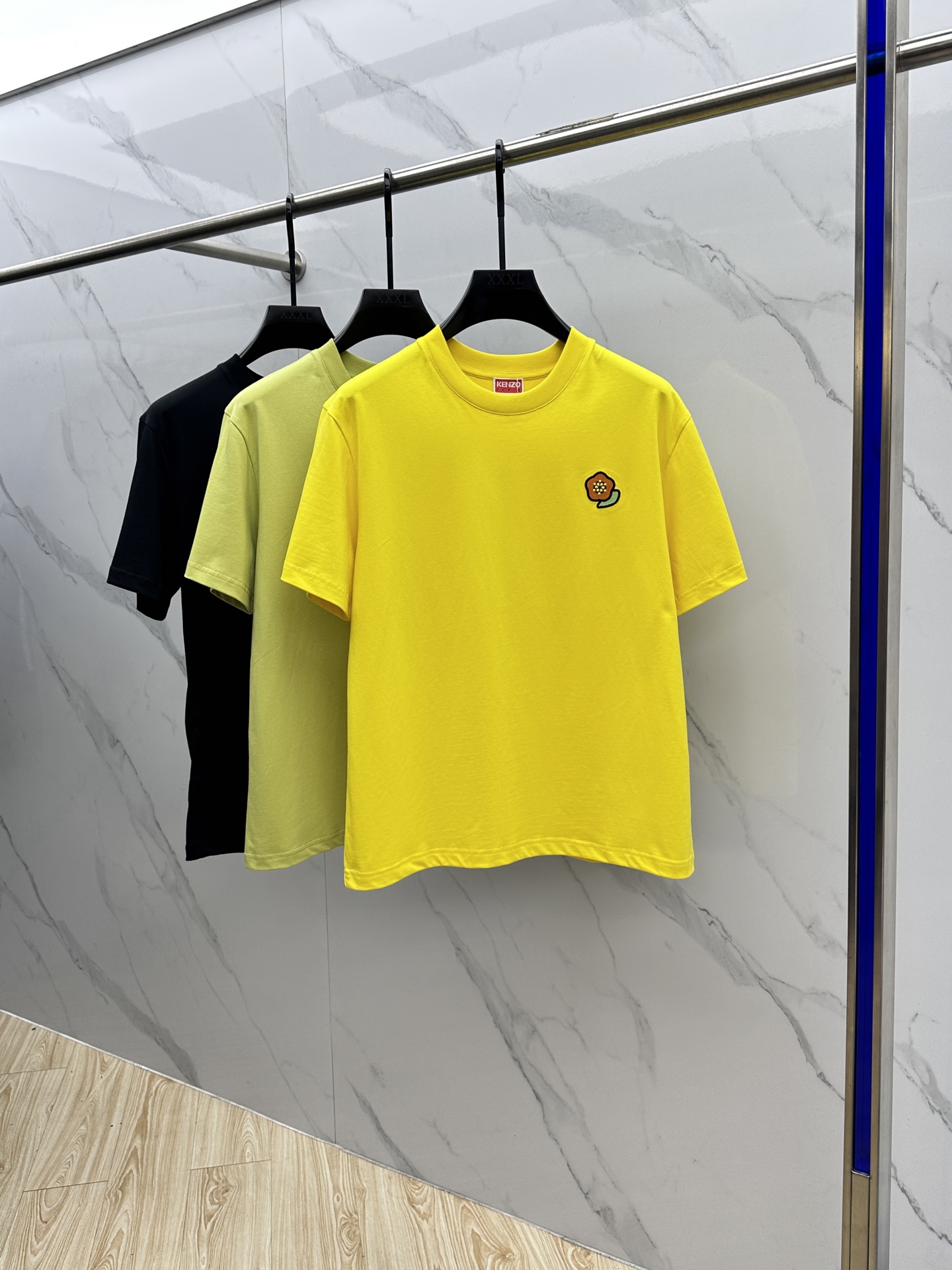 NO:508799,Kenzo*Kenzo Takada The newest short-sleeved round-neck T-shirt in the 2025 spring and summer new first-time counter, high-end customization, avant-garde and fashionable design!  Brand logo heavy craftsmanship design, high-end long-length cotton fabric, soft feel, comfortable to wear, exquisite counter-level car line, fine workmanship, invincible and handsome upper body effect!  A must-have item for handsome men!  Hei original single production Number of codes: M~3XL, T-shirt,tees, t-shirt,alexander wang19860909Kenzo*高田贤三 2025春夏新款首发专柜最新款短袖圆领T恤 高端订制 设计前卫时尚！品牌logo重工艺设计 高端长绒棉面料.手感柔软.穿着舒适.专柜级别精致车线.做工精细.上身效果无敌帅气！型男必备单品！ hei原单出品 码数: M~3XL,,T-shirt,tees，t-shirt,alexander wang,Men's clothing