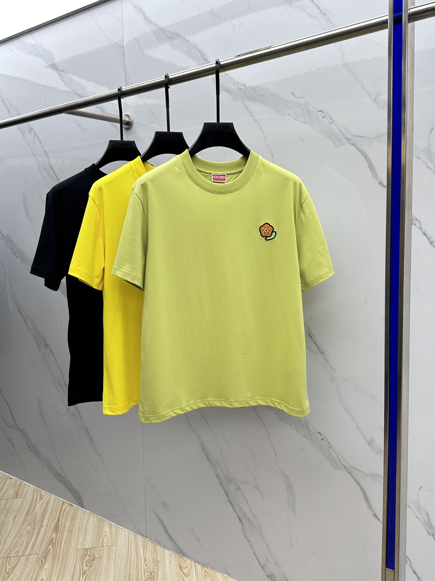 NO:471112,Kenzo*Kenzo Takada The newest short-sleeved round-neck T-shirt in the 2025 spring and summer new first-time counter, high-end customization, avant-garde and fashionable design!  Brand logo heavy craftsmanship design, high-end long-length cotton fabric, soft feel, comfortable to wear, exquisite counter-level car line, fine workmanship, invincible and handsome upper body effect!  A must-have item for handsome men!  Hei original single production Number of codes: M~3XL, T-shirt,tees, t-shirt,alexander wang19860909Kenzo*高田贤三 2025春夏新款首发专柜最新款短袖圆领T恤 高端订制 设计前卫时尚！品牌logo重工艺设计 高端长绒棉面料.手感柔软.穿着舒适.专柜级别精致车线.做工精细.上身效果无敌帅气！型男必备单品！ hei原单出品 码数: M~3XL,,T-shirt,tees，t-shirt,alexander wang,Men's clothing