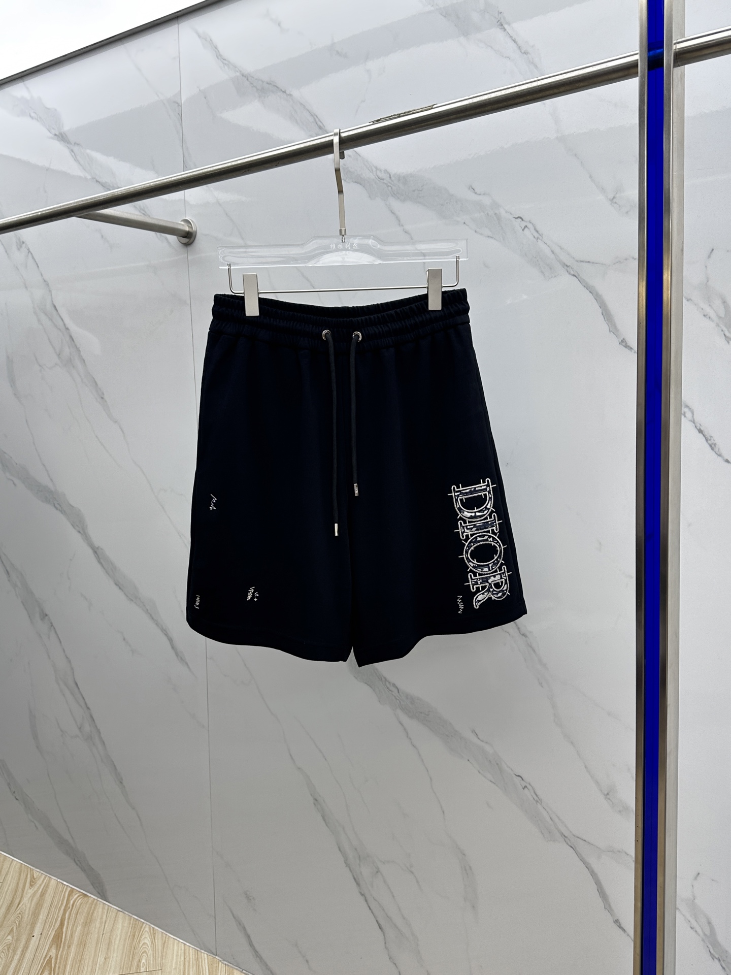 NO:461699,Dior*Dior 2025 spring and summer new men's casual drawstring shorts, high-end products are simple, fashionable and generous, simple, neat and refreshing, the quality workmanship details can stand any form of test, simple, generous and versatile, elegant and handsome, with a new look!  The quality is invincible, the details are in place, the three standards are complete, and the xh upper body is not picky!  Size M~XXL,,dior,dior,shorts,alexander wang19860909Dior*迪奥 2025春夏新款男士休闲抽绳短裤 高端货简洁时尚大方 简洁利落又清爽 品质做工细节经得起任何形式检验,简约大方百搭款 上身优雅帅气,焕然一新的即视感！品相无敌,细节都很到位,三标齐全,xh上身不挑人！ 尺码M~XXL,,dior,dior,shorts,alexander wang,Men's clothing