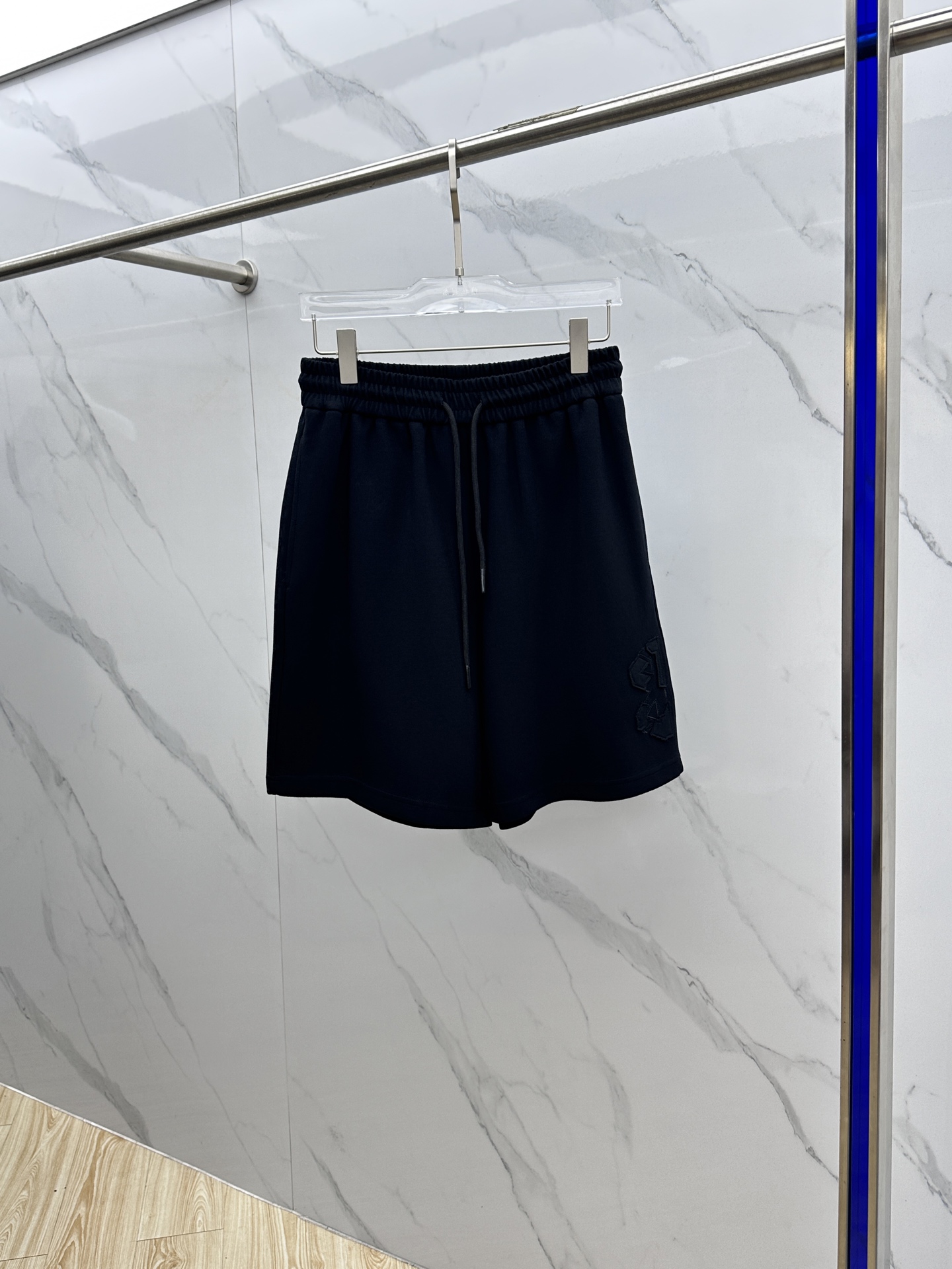 NO:461692,Balenciag*Paris 2025 Spring and Summer New Men's Casual Drawstring Shorts High-end Products are simple, fashionable and generous, simple, neat and refreshing, and the quality workmanship details can stand any form of test. They are simple, generous and versatile. The upper body is elegant and handsome, and the new visual feeling is refreshing!  The quality is invincible, the details are in place, the three standards are complete, and the xh upper body is not picky!  尺码M~XXL,,balenciaga,shorts,alexander wang19860909Balenciag*巴黎 2025春夏新款男士休闲抽绳短裤 高端货简洁时尚大方 简洁利落又清爽 品质做工细节经得起任何形式检验,简约大方百搭款 上身优雅帅气,焕然一新的即视感！品相无敌,细节都很到位,三标齐全,xh上身不挑人！ 尺码M~XXL,,balenciaga,shorts,alexander wang,Men's clothing