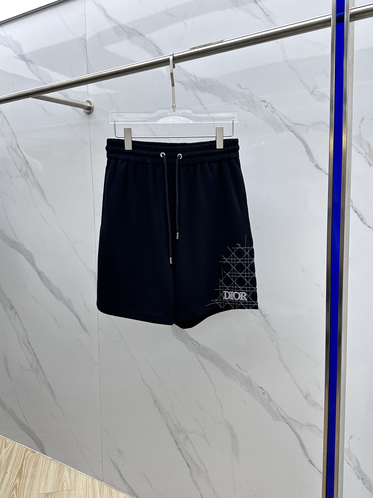 NO:457130,Dior*Dior 2025 spring and summer new men's casual drawstring shorts, high-end products are simple, fashionable and generous, simple, neat and refreshing, the quality workmanship details can stand any form of test, simple, generous and versatile, elegant and handsome, with a new look!  The quality is invincible, the details are in place, the three standards are complete, and the xh upper body is not picky!  Size M~XXL,,dior,dior,shorts,alexander wang19860909Dior*迪奥 2025春夏新款男士休闲抽绳短裤 高端货简洁时尚大方 简洁利落又清爽 品质做工细节经得起任何形式检验,简约大方百搭款 上身优雅帅气,焕然一新的即视感！品相无敌,细节都很到位,三标齐全,xh上身不挑人！ 尺码M~XXL,,dior,dior,shorts,alexander wang,Men's clothing
