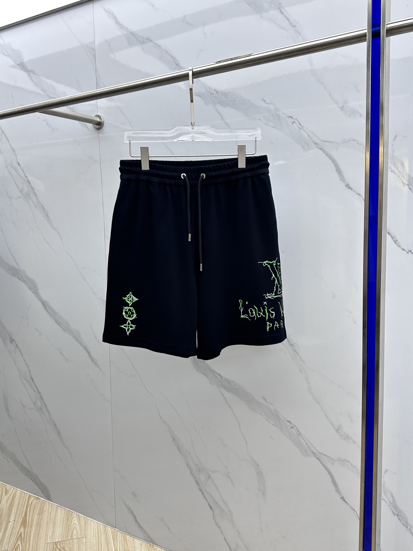 NO:461705,1V* Louis Vuitton 2025 Spring and Summer New Men's Casual Drawstring Shorts High-end Product is simple, fashionable and generous, simple, neat and refreshing, the quality workmanship details can stand any form of test, simple, generous and versatile, elegant and handsome, with a new look!  The quality is invincible, the details are in place, the three standards are complete, and the xh upper body is not picky!  Size M~XXL, louis vuitton, shorts, alexander wang198609091V*路易威登 2025春夏新款男士休闲抽绳短裤 高端货简洁时尚大方 简洁利落又清爽 品质做工细节经得起任何形式检验,简约大方百搭款 上身优雅帅气,焕然一新的即视感！品相无敌,细节都很到位,三标齐全,xh上身不挑人！ 尺码M~XXL,,louis vuitton,shorts,alexander wang,Men's clothing