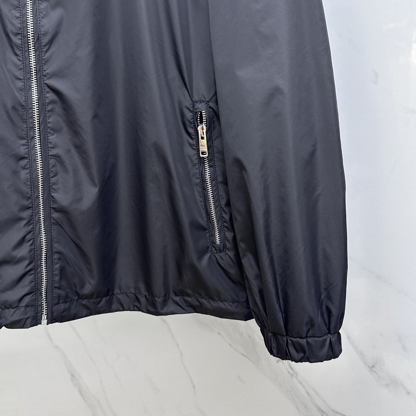 🆕Prad*普拉达 25ss新款男装连帽（不可拆）短夹克 具有轻盈、运动的设计，并以精致的风格重新诠释了