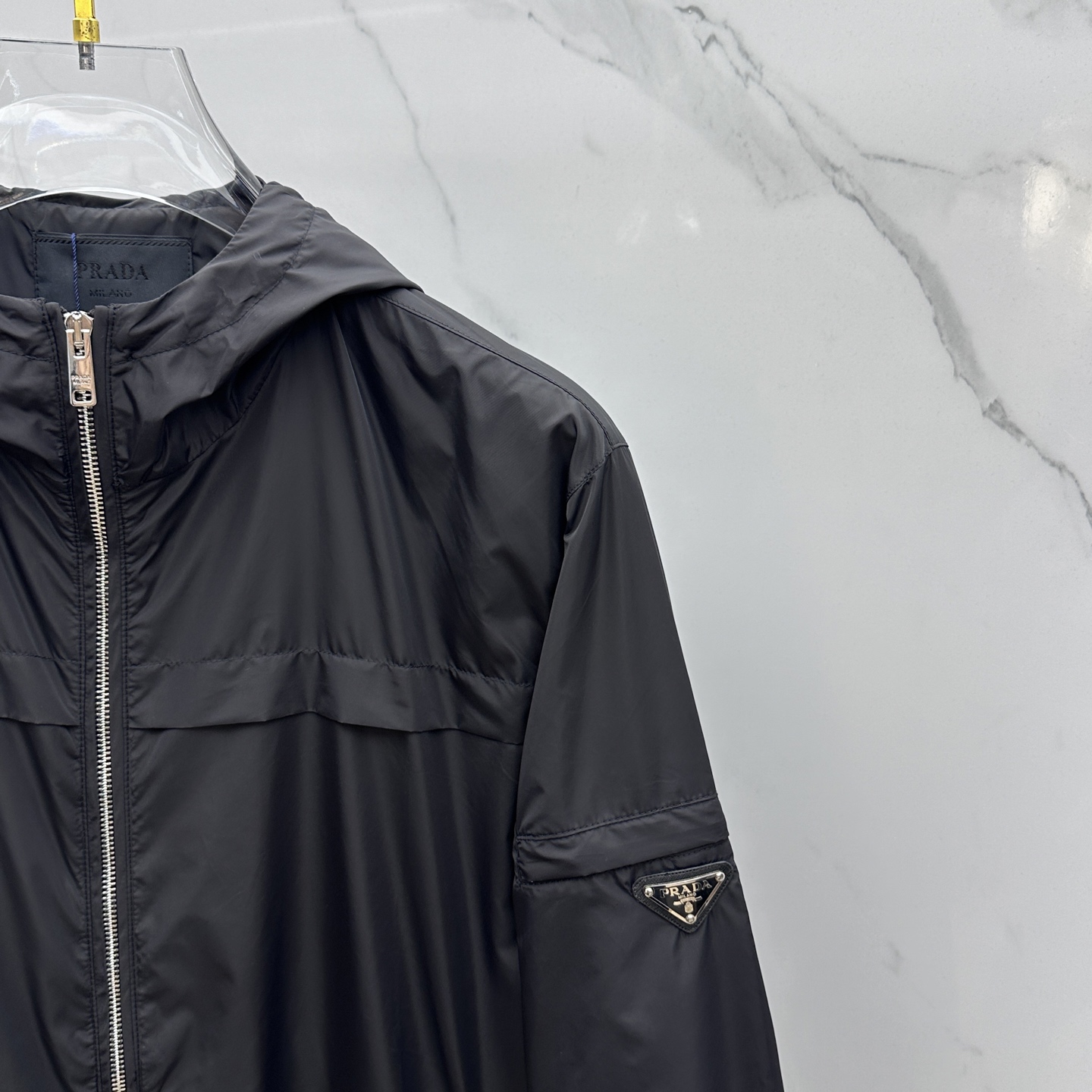 🆕Prad*普拉达 25ss新款男装连帽（不可拆）短夹克 具有轻盈、运动的设计，并以精致的风格重新诠释了