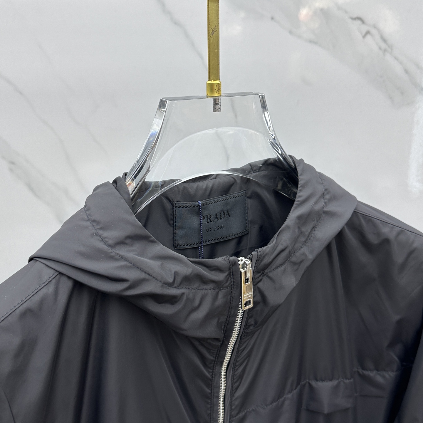 🆕Prad*普拉达 25ss新款男装连帽（不可拆）短夹克 具有轻盈、运动的设计，并以精致的风格重新诠释了