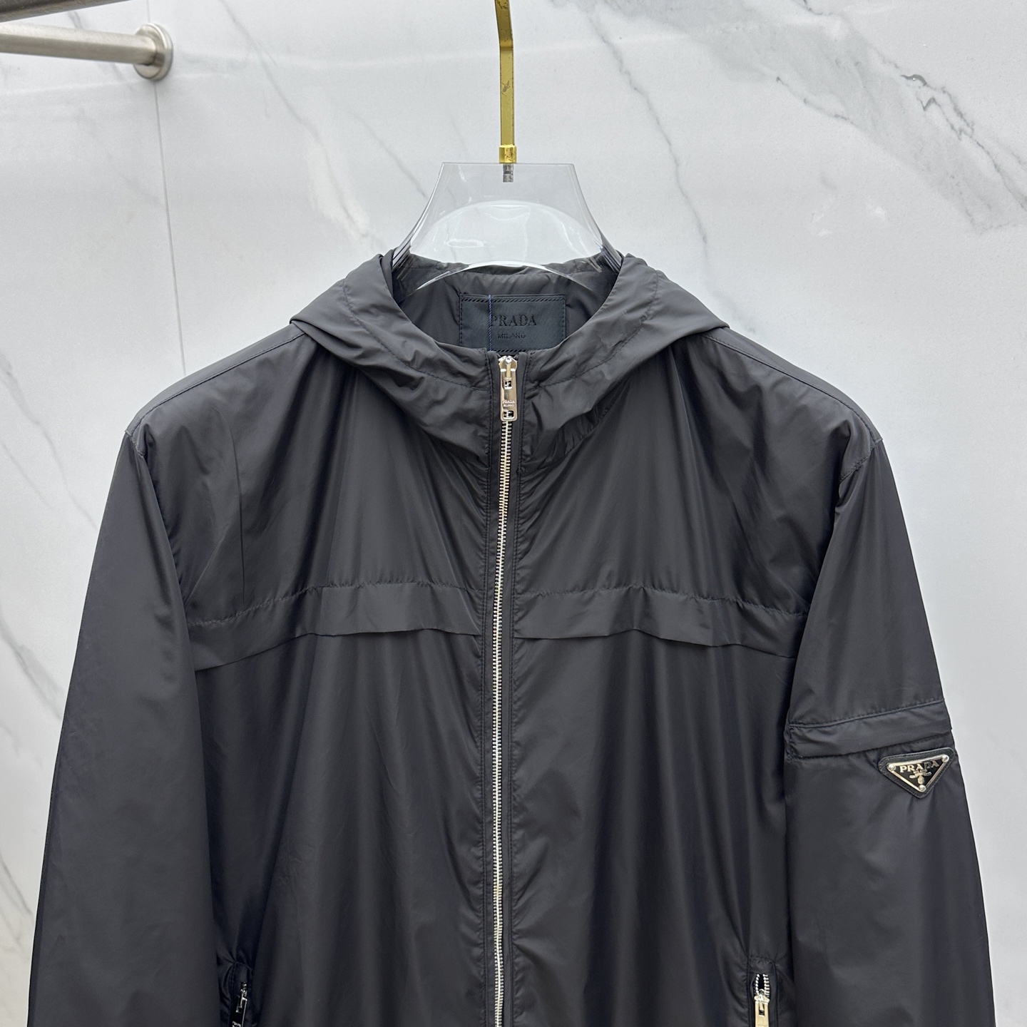 🆕Prad*普拉达 25ss新款男装连帽（不可拆）短夹克 具有轻盈、运动的设计，并以精致的风格重新诠释了