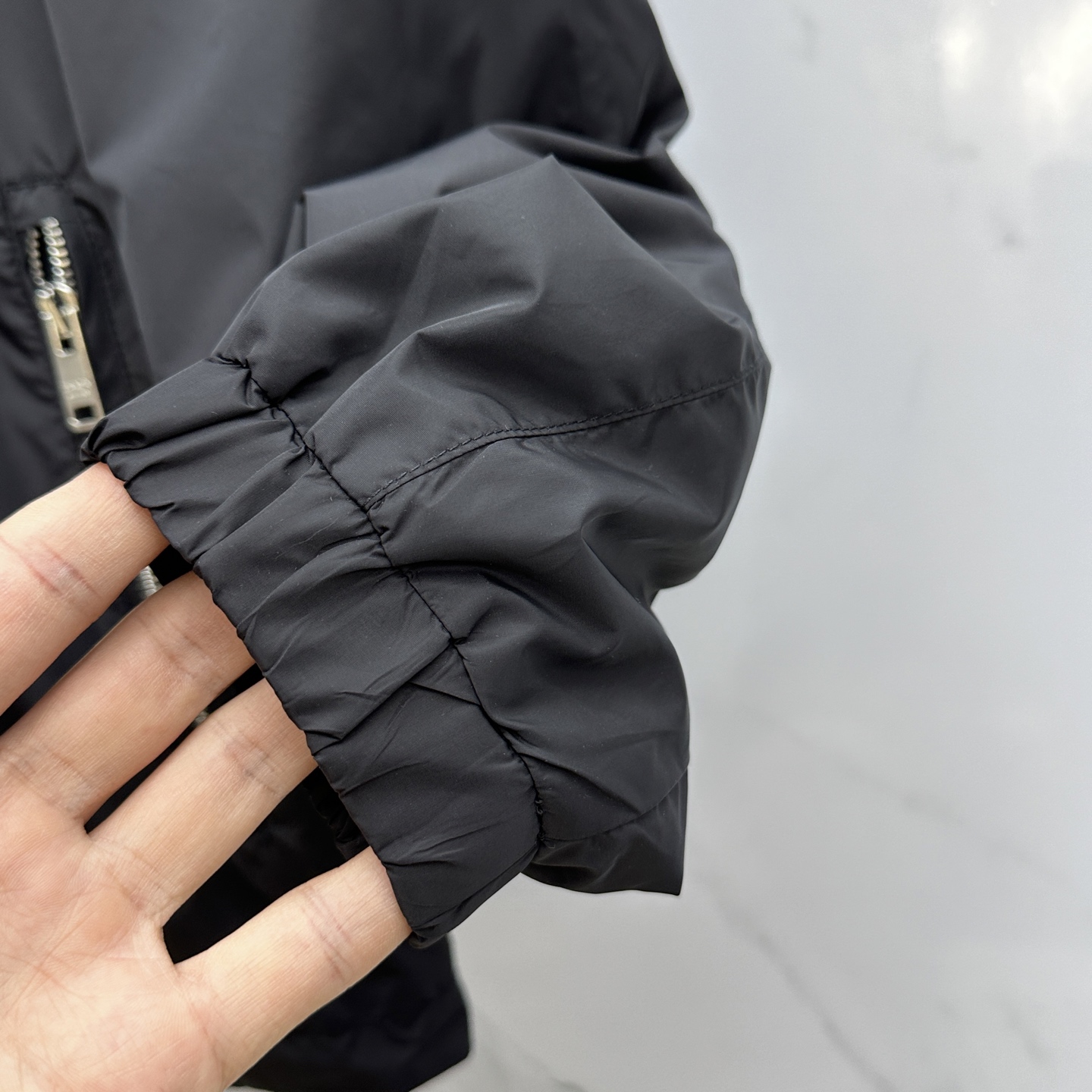 🆕Prad*普拉达 25ss新款男装连帽（不可拆）短夹克 具有轻盈、运动的设计，并以精致的风格重新诠释了