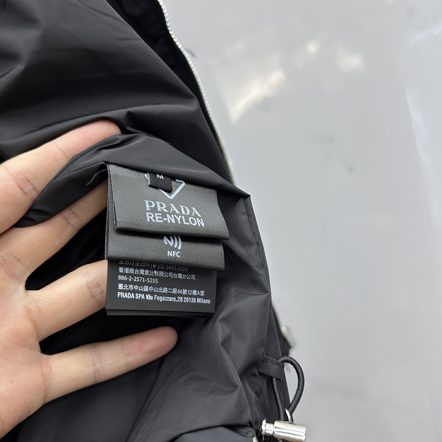 🆕Prad*普拉达 25ss新款男装连帽（不可拆）短夹克 具有轻盈、运动的设计，并以精致的风格重新诠释了