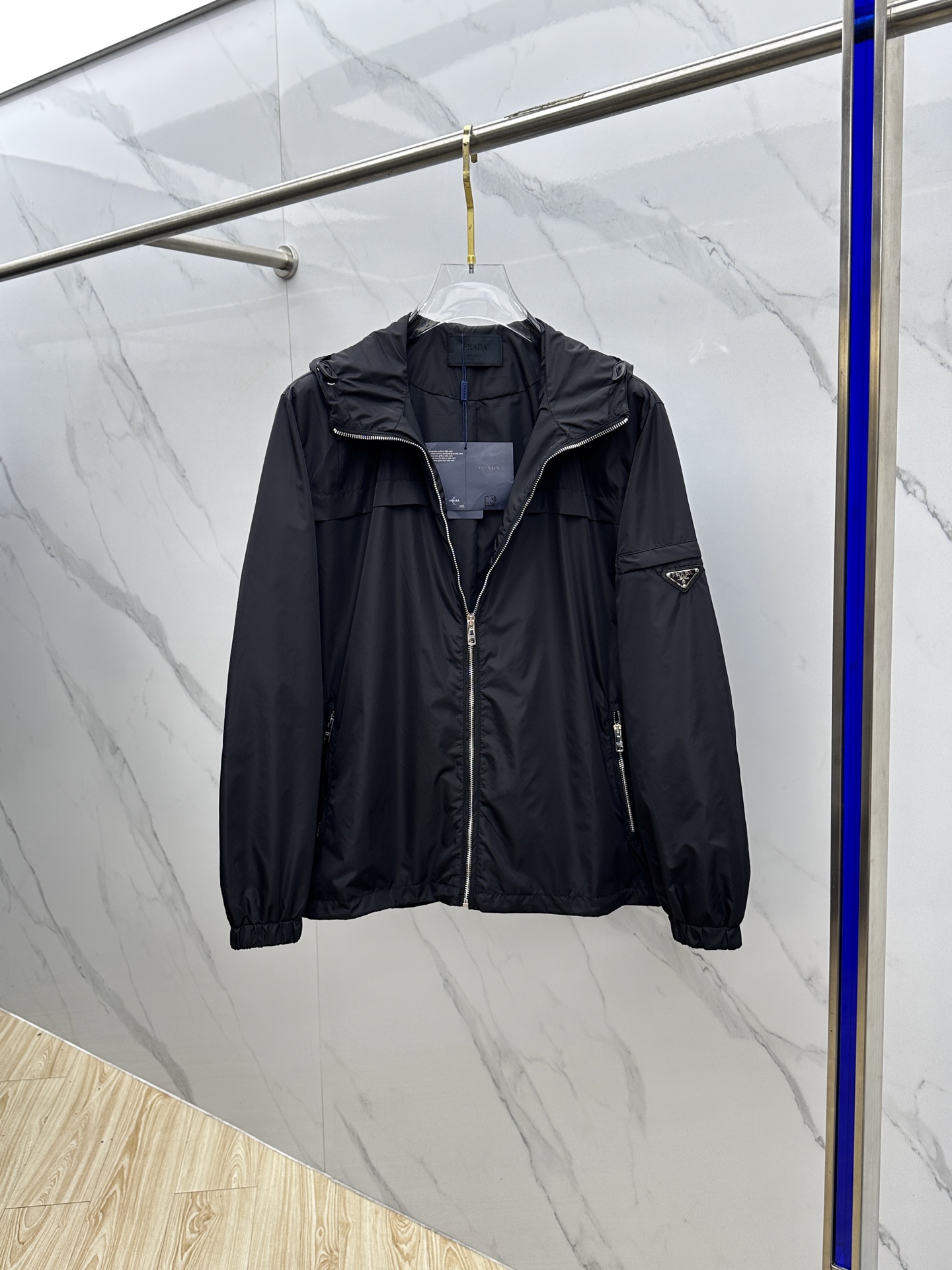 🆕Prad*普拉达 25ss新款男装连帽（不可拆）短夹克 具有轻盈、运动的设计，并以精致的风格重新诠释了