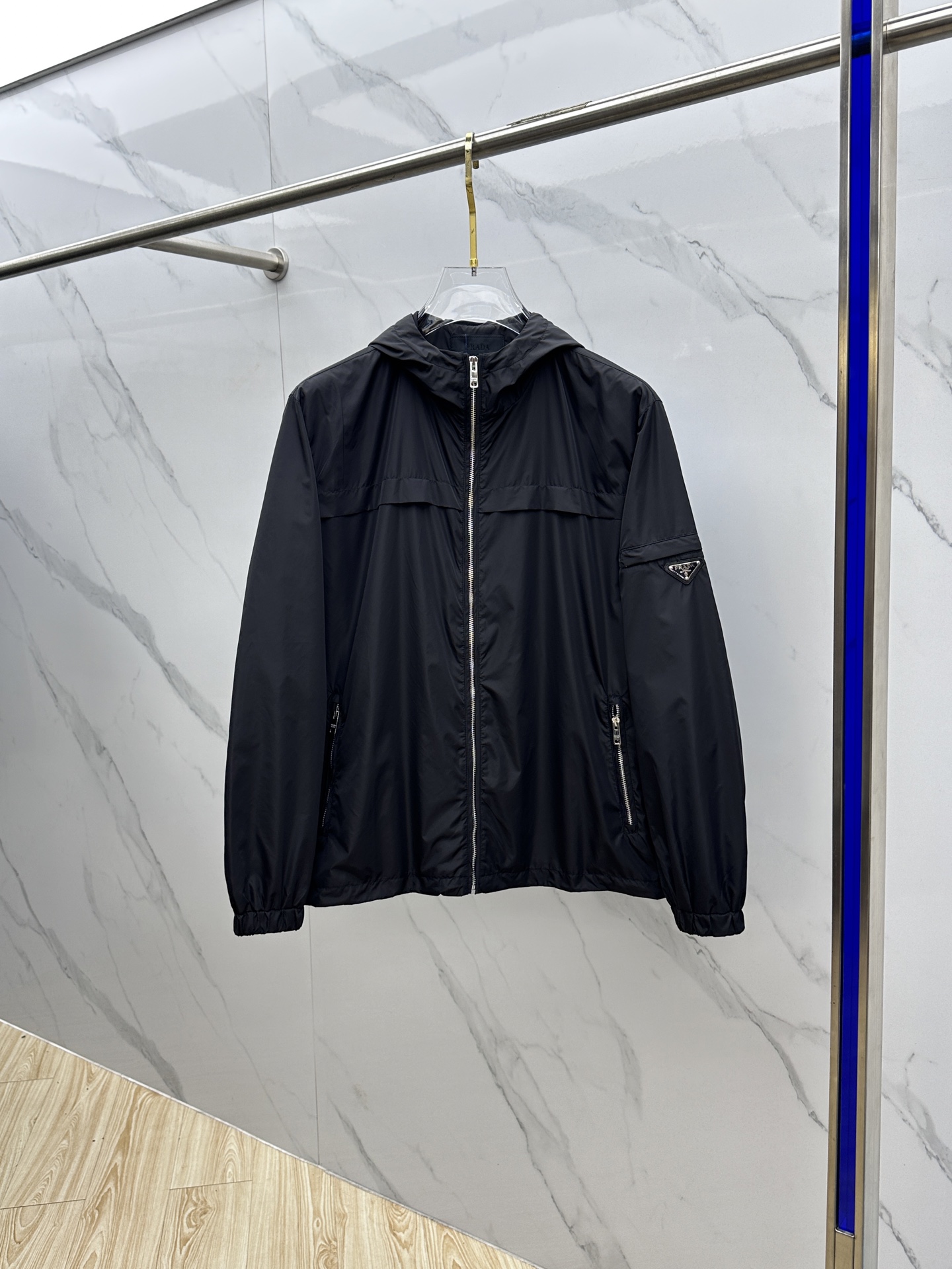 NO:457158,Prad* Prada 25ss new men's hooded (not removable) short jacket has a light, sporty design and reinterprets functional details in a delicate style. The clothing is made of recycled nylon, a symbolic Prada series material that reflects the innovative and modern characteristics of the style. The three standards are complete. Hei original single production. S-XXL,,prada,prada, jackets & coats,hats,alexander wang19860909Prad*普拉达25ss新款男装连帽（不可拆）短夹克 具有轻盈、运动的设计,并以精致的风格重新诠释了功能性细节.该服装采用再生尼龙制成,这是一种象征性的prada系列材料,体现了风格的创新和现代特性.三标齐全 hei原单出品 码数S-XXL,,prada,prada,jackets & coats,hats,alexander wang,Men's clothing