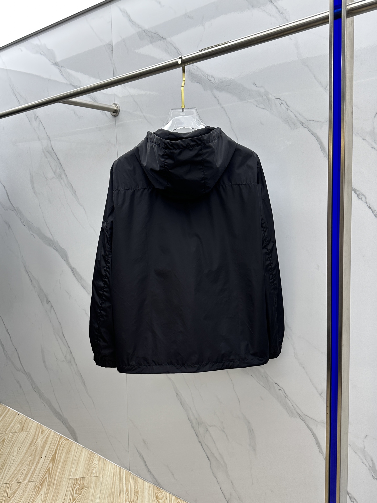 🆕Prad*普拉达 25ss新款男装连帽（不可拆）短夹克 具有轻盈、运动的设计，并以精致的风格重新诠释了