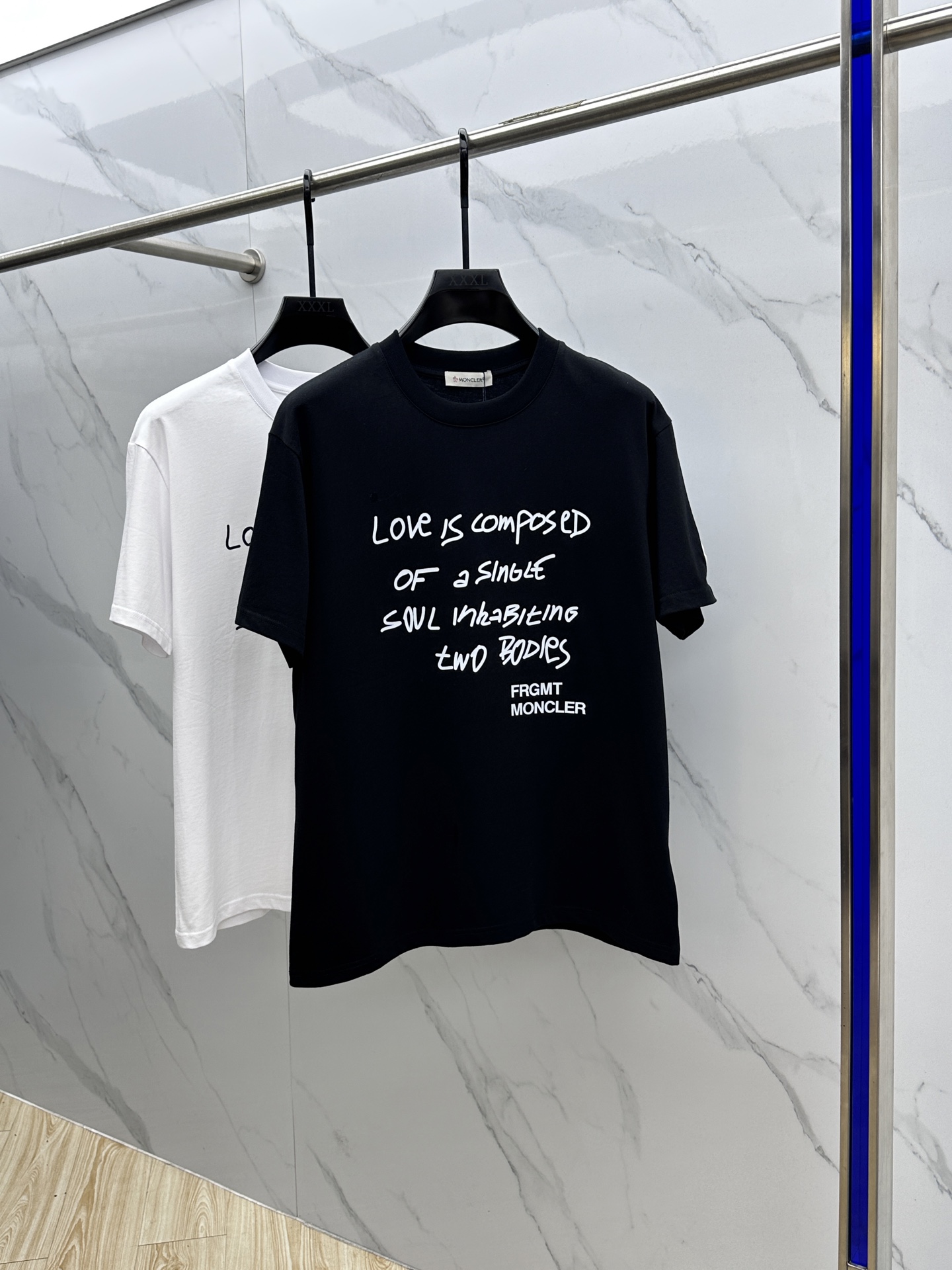 NO:521552,Mon* 2025FW spring and summer new round neck bottoming T-shirt, three-dimensional logo regular half-sleeved active pure cotton base T-shirt, cotton, feel glutinous and skin-skinned, soft and tough. Processing, toughness and wrinkle resistance have been greatly improved. The tailoring is very well-equipped, with a plaid thread neckline, which is highly recognizable. The three standards are complete, and the single-wear base must be essential. The same model for men and women, zg code S-XL, Moncler, tees, t-shirt, alexander wang19860909Mon*蒙口 2025FW春夏新品圆领打底外穿T恤,立体感logo常规半袖 活性纯棉打底T恤,棉,手感面糯有骨感,柔而有韧性.工艺处理,韧性和抗皱性能得到大幅度提高.剪裁很到位,格子螺纹领口,辨识度极高.三标齐全,单穿打底必备单品. 男女同款zg码数S-XL,,Moncler,tees，t-shirt,alexander wang,Men's clothing