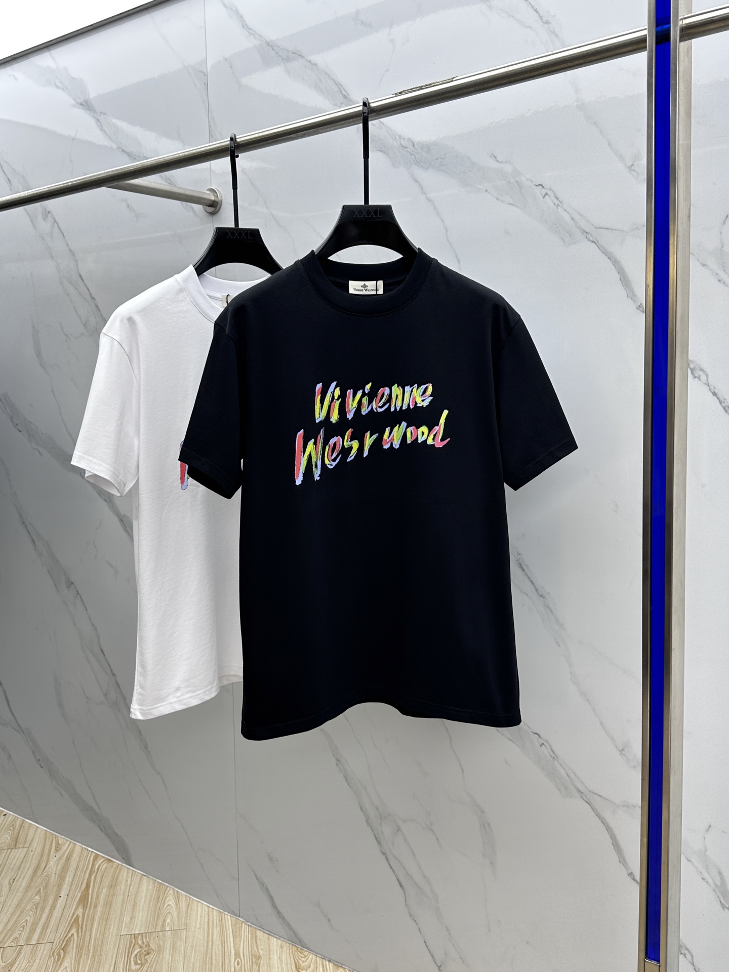 NO:520412,1V* Louis Vuitton 2025FW spring and summer new round neck bottoming T-shirt, three-dimensional logo regular half-sleeved active pure cotton base T-shirt, cotton, feel glutinous and skin-skinned, soft and tough. Processing, toughness and wrinkle resistance have been greatly improved. The tailoring is very well-equipped, with a plaid thread neckline, and has a high recognition. The three standards are complete, and the single-wear base must be necessary. The same model for men and women, zg code S-XL,,louis vuitton,tees, t-shirt, alexander wang198609091V*路易威登 2025FW春夏新品圆领打底外穿T恤,立体感logo常规半袖 活性纯棉打底T恤,棉,手感面糯有骨感,柔而有韧性.工艺处理,韧性和抗皱性能得到大幅度提高.剪裁很到位,格子螺纹领口,辨识度极高.三标齐全,单穿打底必备单品. 男女同款zg码数S-XL,,louis vuitton,tees，t-shirt,alexander wang,Men's clothing