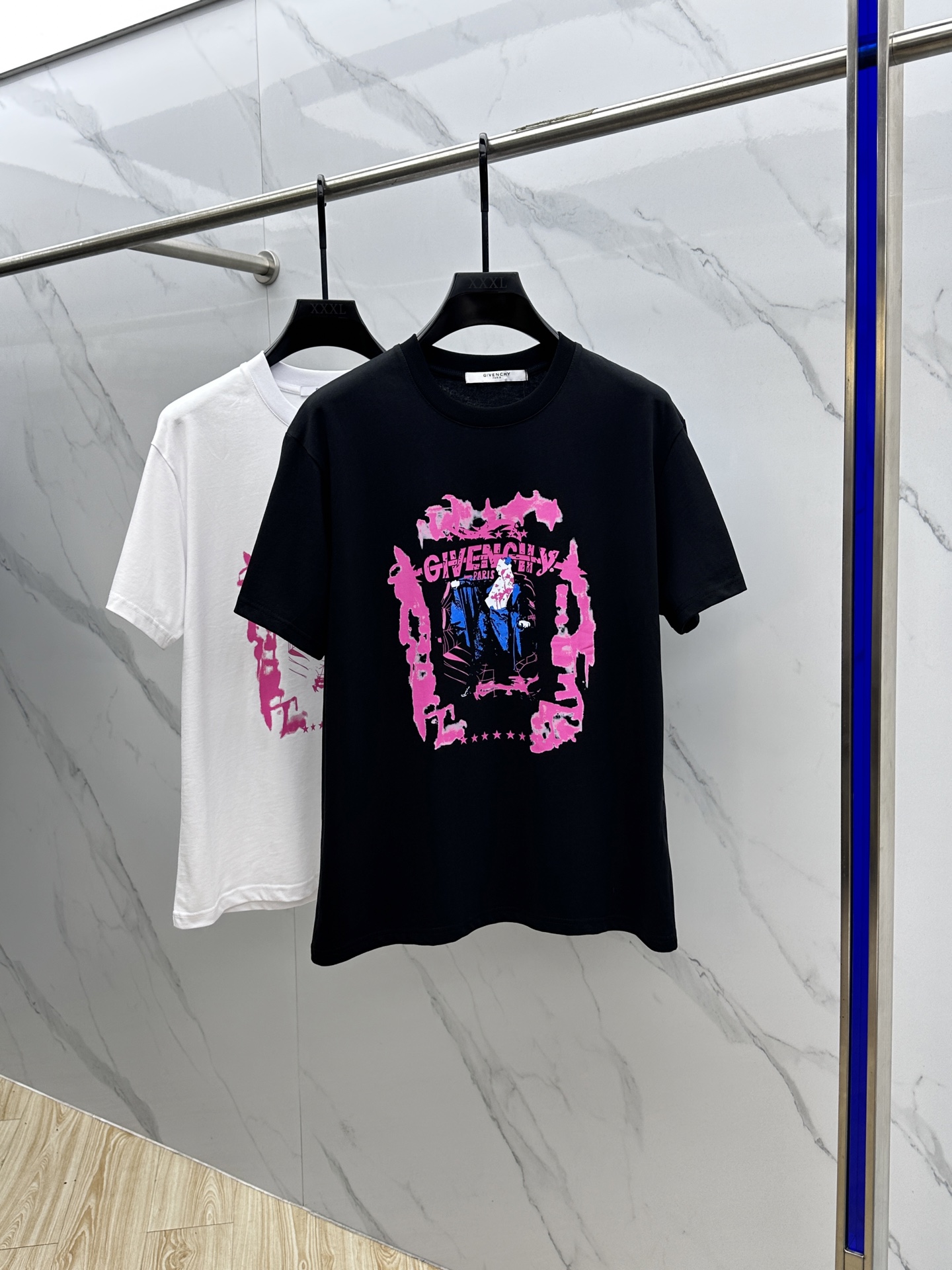 NO:520414,GVC* Givenchy 2025FW spring and summer new round neck bottoming T-shirt, three-dimensional logo regular half-sleeved active cotton base T-shirt, cotton, feel glutinous and skin-skinned, soft and tough. Processing, toughness and wrinkle resistance have been greatly improved. The tailoring is very well-equipped, with a plaid thread neckline, and has a high recognition. The three standards are complete, and the single-wear base must be necessary. The same model for men and women, zg code S-XL, given, tees, t-shirt, alexander wang19860909GVC*纪梵希 2025FW春夏新品圆领打底外穿T恤,立体感logo常规半袖 活性纯棉打底T恤,棉,手感面糯有骨感,柔而有韧性.工艺处理,韧性和抗皱性能得到大幅度提高.剪裁很到位,格子螺纹领口,辨识度极高.三标齐全,单穿打底必备单品. 男女同款zg码数S-XL,,givenchy,tees，t-shirt,alexander wang,Men's clothing