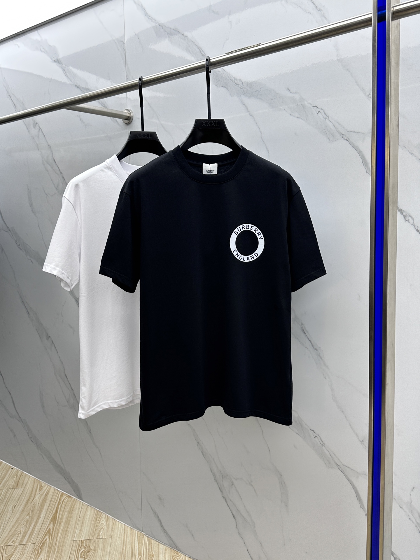 NO:520416,BBR* Burberry 2025FW spring and summer new round neck bottoming T-shirt, three-dimensional logo regular half-sleeved active pure cotton base T-shirt, cotton, feel glutinous and skin-skinned, soft and tough. Processing, toughness and wrinkle resistance have been greatly improved. The tailoring is very well-equipped, with a plaid thread neckline, and has a high recognition. The three standards are complete, and the single-wear base must be essential. The same model for men and women, zg code S-XL, burberry, tees, t-shirt, alexander wang19860909BBR*巴宝莉 2025FW春夏新品圆领打底外穿T恤,立体感logo常规半袖 活性纯棉打底T恤,棉,手感面糯有骨感,柔而有韧性.工艺处理,韧性和抗皱性能得到大幅度提高.剪裁很到位,格子螺纹领口,辨识度极高.三标齐全,单穿打底必备单品. 男女同款zg码数S-XL,,burberry,tees，t-shirt,alexander wang,Men's clothing