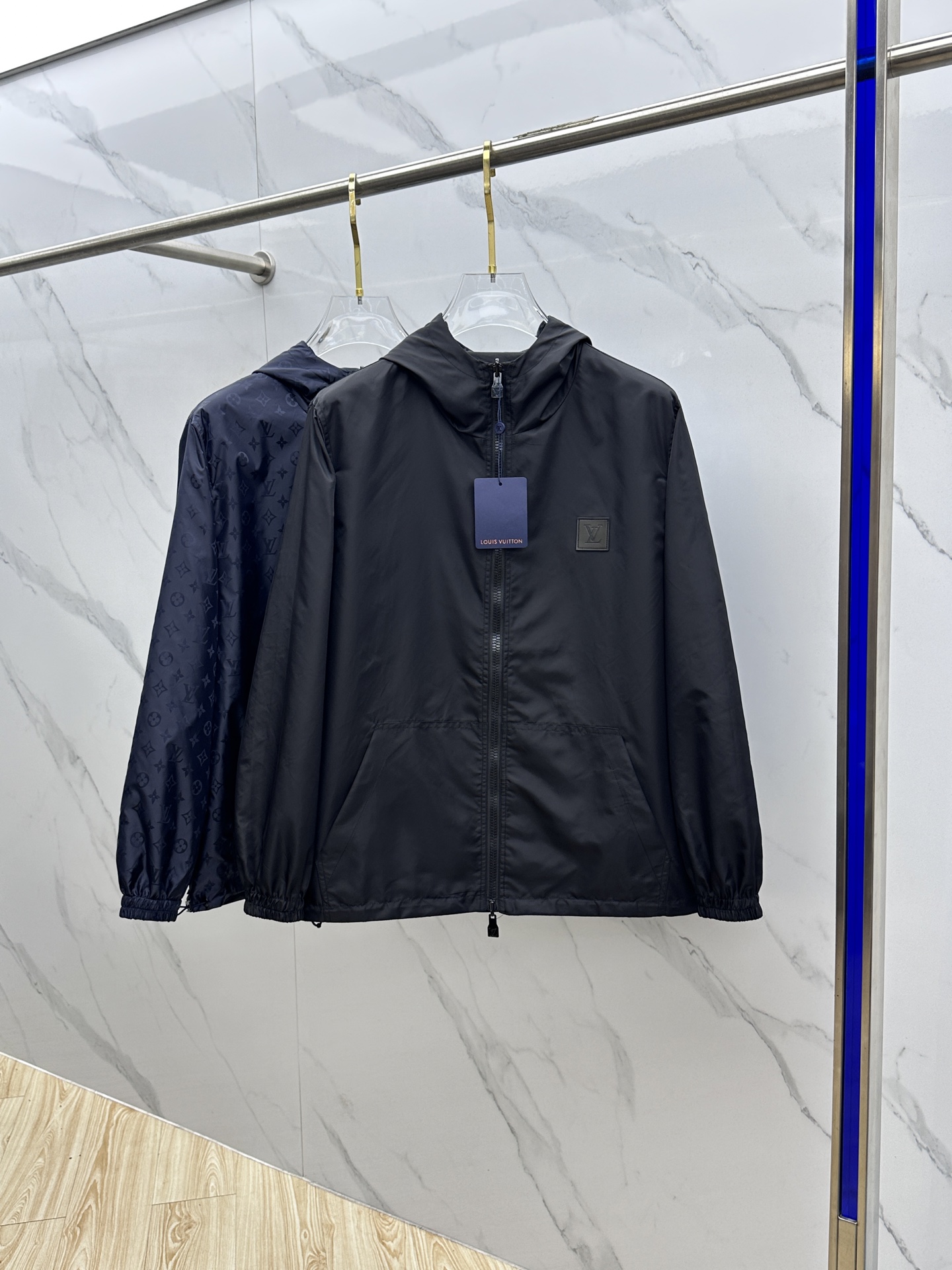 NO:482257,1V* Louis Vuitton 25ss autumn new style. The same double-sided wearable men's jacket on the official website, full-print jacquard logo. The original single three-standard high-end version. Customized fabric. High breathability and comfort, impeccable details. Brand elements design concept, reflecting high quality. The feel is delicate and soft. It presents casual cut and the upper body style is super good. Hei highly recommends S-XL,,louis vuitton, jackets & coats, jackets & coats, alexander wang198609091V*路易威登 25ss秋季新款 官网同款双面可穿男士夹克外套,满印提花logo 原单三标齐全高端版本 定制面料 透气舒适度高,细节无可挑剔,品牌元素设计理念,体现高品质.手感细腻柔软 呈现休闲裁剪,上身版型超赞 hei强烈推荐 码数S-XL,,louis vuitton,jackets & coats,jackets & coats,alexander wang,Men's clothing