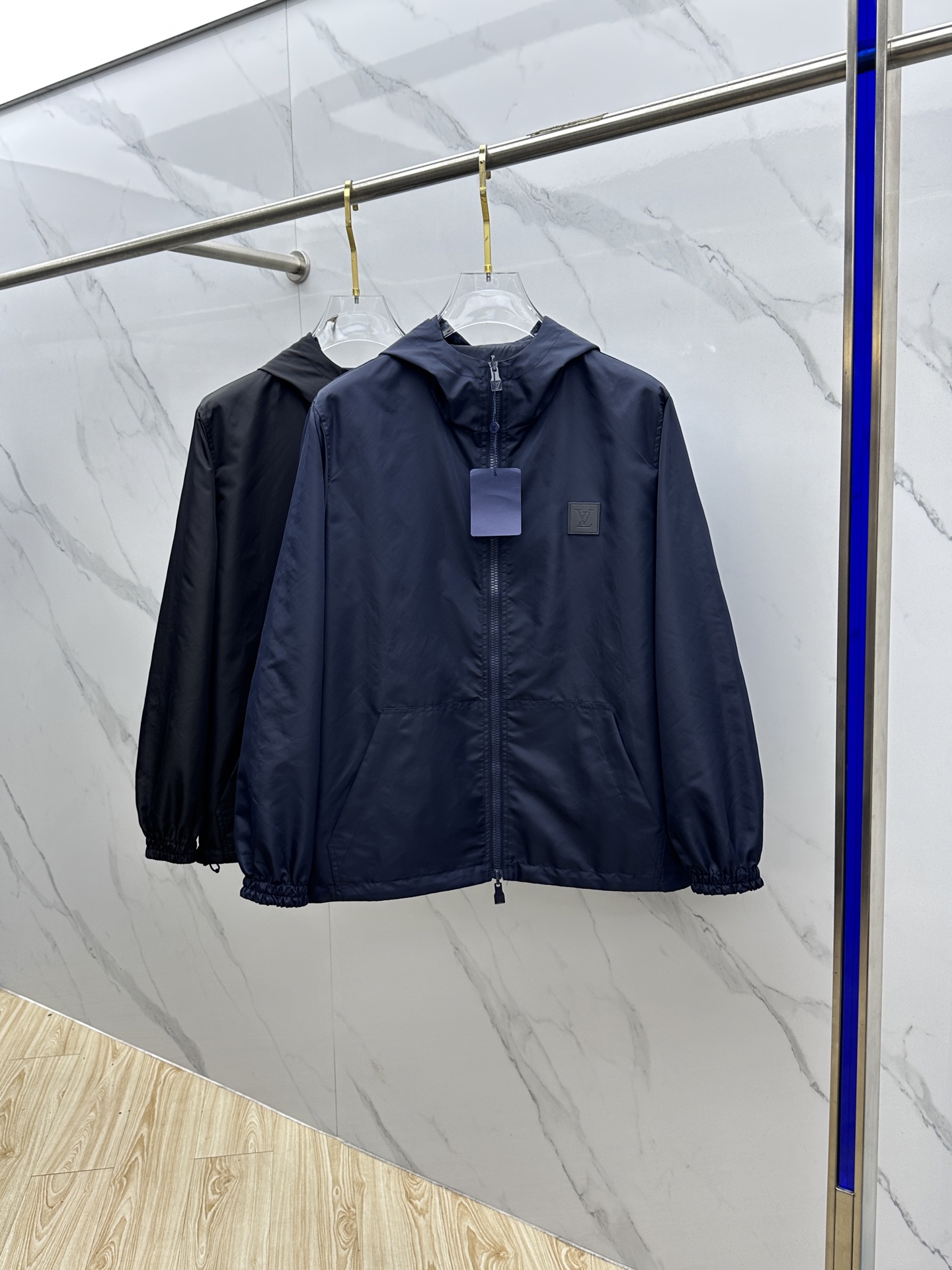 NO:521538,1V* Louis Vuitton 25ss autumn new style. The same double-sided wearable men's jacket on the official website, full-print jacquard logo. The original single three-standard high-end version. Customized fabric. High breathability and comfort, impeccable details. Brand elements design concept, reflecting high quality. The feel is delicate and soft. It presents casual cut and the upper body style is super good. Hei highly recommends S-XL,,louis vuitton, jackets & coats, jackets & coats, alexander wang198609091V*路易威登 25ss秋季新款 官网同款双面可穿男士夹克外套,满印提花logo 原单三标齐全高端版本 定制面料 透气舒适度高,细节无可挑剔,品牌元素设计理念,体现高品质.手感细腻柔软 呈现休闲裁剪,上身版型超赞 hei强烈推荐 码数S-XL,,louis vuitton,jackets & coats,jackets & coats,alexander wang,Men's clothing