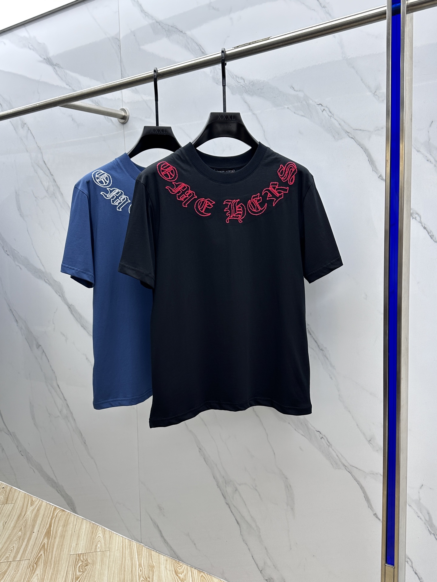 NO:455700,CH* Crowxin 2025 spring and summer new first-time counter latest short-sleeved round-neck T-shirt, high-end customization, avant-garde and fashionable design!  Brand logo heavy craftsmanship design, high-end long-length cotton fabric, soft feel, comfortable to wear, exquisite counter-level car line, fine workmanship, invincible and handsome upper body effect!  A must-have item for handsome men!  Hei original single production Number of codes: M~3XL, chrome hearts, T-shirt,tees, t-shirt,alexander wang19860909CH*克罗心 2025春夏新款首发专柜最新款短袖圆领T恤 高端订制 设计前卫时尚！品牌logo重工艺设计 高端长绒棉面料.手感柔软.穿着舒适.专柜级别精致车线.做工精细.上身效果无敌帅气！型男必备单品！ hei原单出品 码数: M~3XL,,chrome hearts,T-shirt,tees，t-shirt,alexander wang,Men's clothing