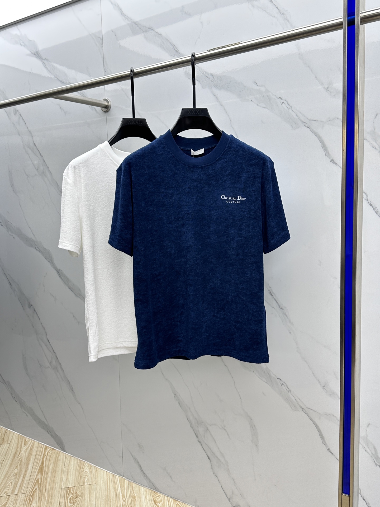 NO:482245,Dior* Dior 25ss new short-sleeved series, new products, pay tribute to Dior inheritance. It is carefully crafted with pure cotton cotton terry fabric, and the chest is decorated with the classic Christian Dior Couture logo to enhance the style. The style is classic, hei can be matched with various styles of the series or easily. Code number M-3XL, dior, dior, T-shirt, alexander wang19860909Dior*迪奥 25ss新款短袖,系列新品,致敬Dior传承.采用纯棉棉质毛圈面料精心制作,胸前饰以经典的ChristianDiorCouture标志提升格调.款式经典,hei可与该系列的各式或轻松搭配. 码数M-3XL,,dior,dior,T-shirt,alexander wang,Men's clothing