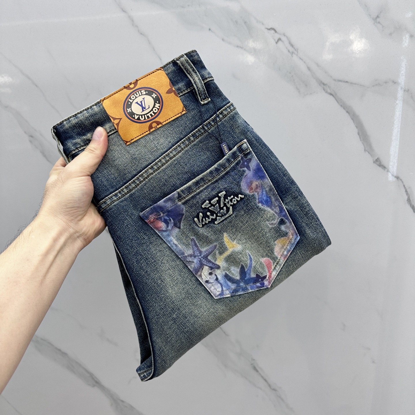 NO:482241,1V* Louis Vuitton, high-end customization, the latest small straight jeans in early spring 2025, are available at the counter simultaneously, imported color fixing fabric, micro-spin, original custom reproduction, customer-supplied hardware and auxiliary materials, original quality, heavy industry washing, fine workmanship and excellent upper body!  The original three standards are complete, the preferred items must be kept. A10 numbers 30-38 without 35.37, louis vuitton, jeans, alexander wang198609091V*路易威登 高端定制、2025早春最新款小直筒牛仔裤 柜台同步发售 进口固色面料 微弹 原版定制复刻 客供五金辅料 原单品质 重工洗水 做工走线精细 上身绝佳！原版三标齐全,优选单品 必须自留 A10 码数30-38无35.37,,louis vuitton,jeans,alexander wang,Men's clothing