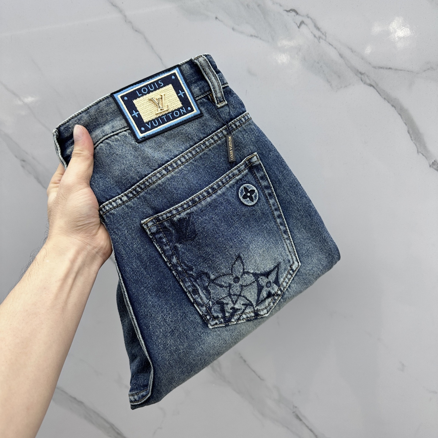 NO:482236,1V* Louis Vuitton, high-end customization, the latest straight wide-leg jeans in early spring 2025, are available at the counter simultaneously, imported color fixing fabric, micro-bounce, original custom reproduction, customer-supplied hardware and auxiliary materials, original quality, heavy industry washing, fine workmanship and excellent upper body!  The original three standards are complete, the preferred items must be kept. A10 numbers 30-38 without 35.37, louis vuitton, jeans, alexander wang198609091V*路易威登 高端定制、2025早春最新款直筒阔腿牛仔裤 柜台同步发售 进口固色面料 微弹 原版定制复刻 客供五金辅料 原单品质 重工洗水 做工走线精细 上身绝佳！原版三标齐全,优选单品 必须自留 A10 码数30-38无35.37,,louis vuitton,jeans,alexander wang,Men's clothing