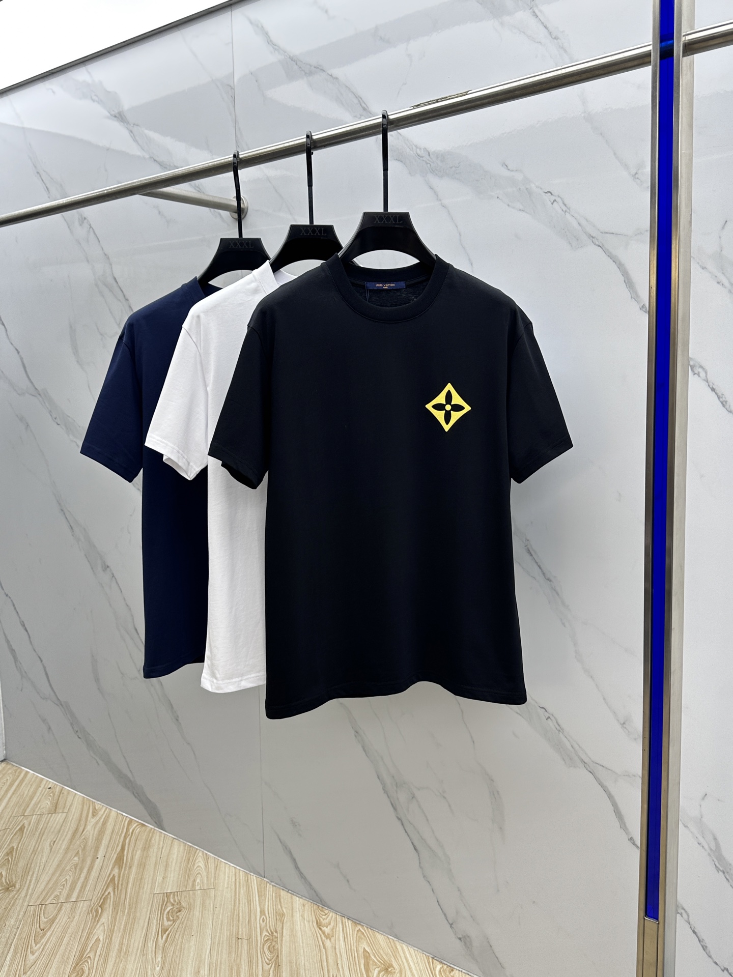 NO:457172,1V* Louis Vuitton 2025FW spring and summer new round neck bottoming T-shirt, three-dimensional logo regular half-sleeved active pure cotton base T-shirt, cotton, feel glutinous and skin-skinned, soft and tough. Processing, toughness and wrinkle resistance have been greatly improved. The tailoring is very well-equipped, with a plaid thread neckline, and has a high recognition. The three standards are complete, and the single-wear base must be necessary. The same model for men and women, zg code S-XL,,louis vuitton,tees, t-shirt, alexander wang198609091V*路易威登 2025FW春夏新品圆领打底外穿T恤,立体感logo常规半袖 活性纯棉打底T恤,棉,手感面糯有骨感,柔而有韧性.工艺处理,韧性和抗皱性能得到大幅度提高.剪裁很到位,格子螺纹领口,辨识度极高.三标齐全,单穿打底必备单品. 男女同款zg码数S-XL,,louis vuitton,tees，t-shirt,alexander wang,Men's clothing