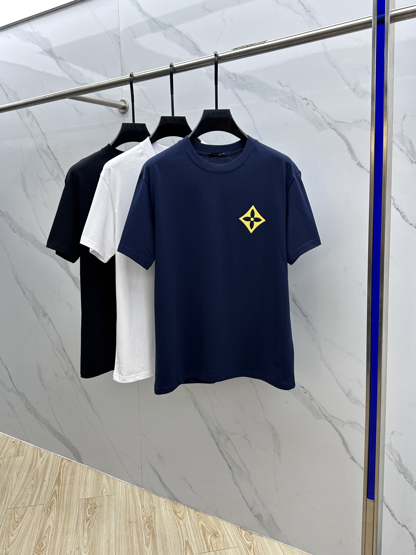 NO:455203,1V* Louis Vuitton 2025FW spring and summer new round neck bottoming T-shirt, three-dimensional logo regular half-sleeved active pure cotton base T-shirt, cotton, feel glutinous and skin-skinned, soft and tough. Processing, toughness and wrinkle resistance have been greatly improved. The tailoring is very well-equipped, with a plaid thread neckline, and has a high recognition. The three standards are complete, and the single-wear base must be necessary. The same model for men and women, zg code S-XL,,louis vuitton,tees, t-shirt, alexander wang198609091V*路易威登 2025FW春夏新品圆领打底外穿T恤,立体感logo常规半袖 活性纯棉打底T恤,棉,手感面糯有骨感,柔而有韧性.工艺处理,韧性和抗皱性能得到大幅度提高.剪裁很到位,格子螺纹领口,辨识度极高.三标齐全,单穿打底必备单品. 男女同款zg码数S-XL,,louis vuitton,tees，t-shirt,alexander wang,Men's clothing